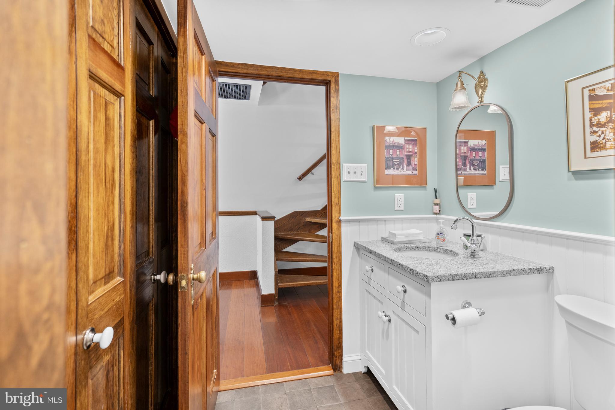 QUEEN VILLAGE - Residential