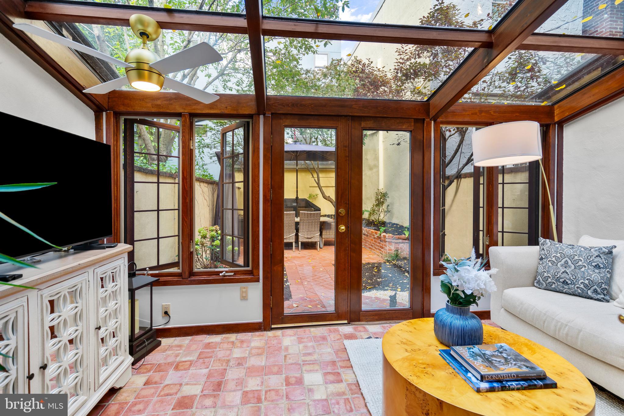 QUEEN VILLAGE - Residential