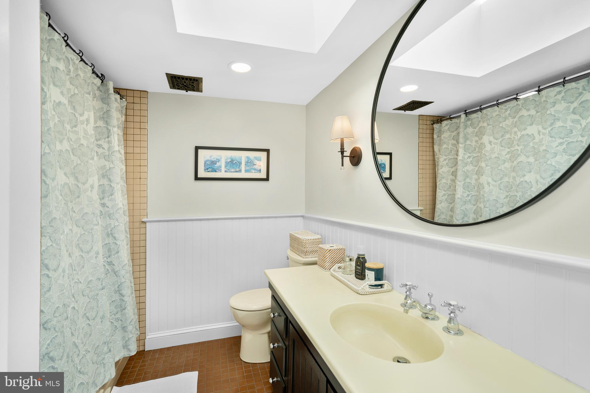 QUEEN VILLAGE - Residential