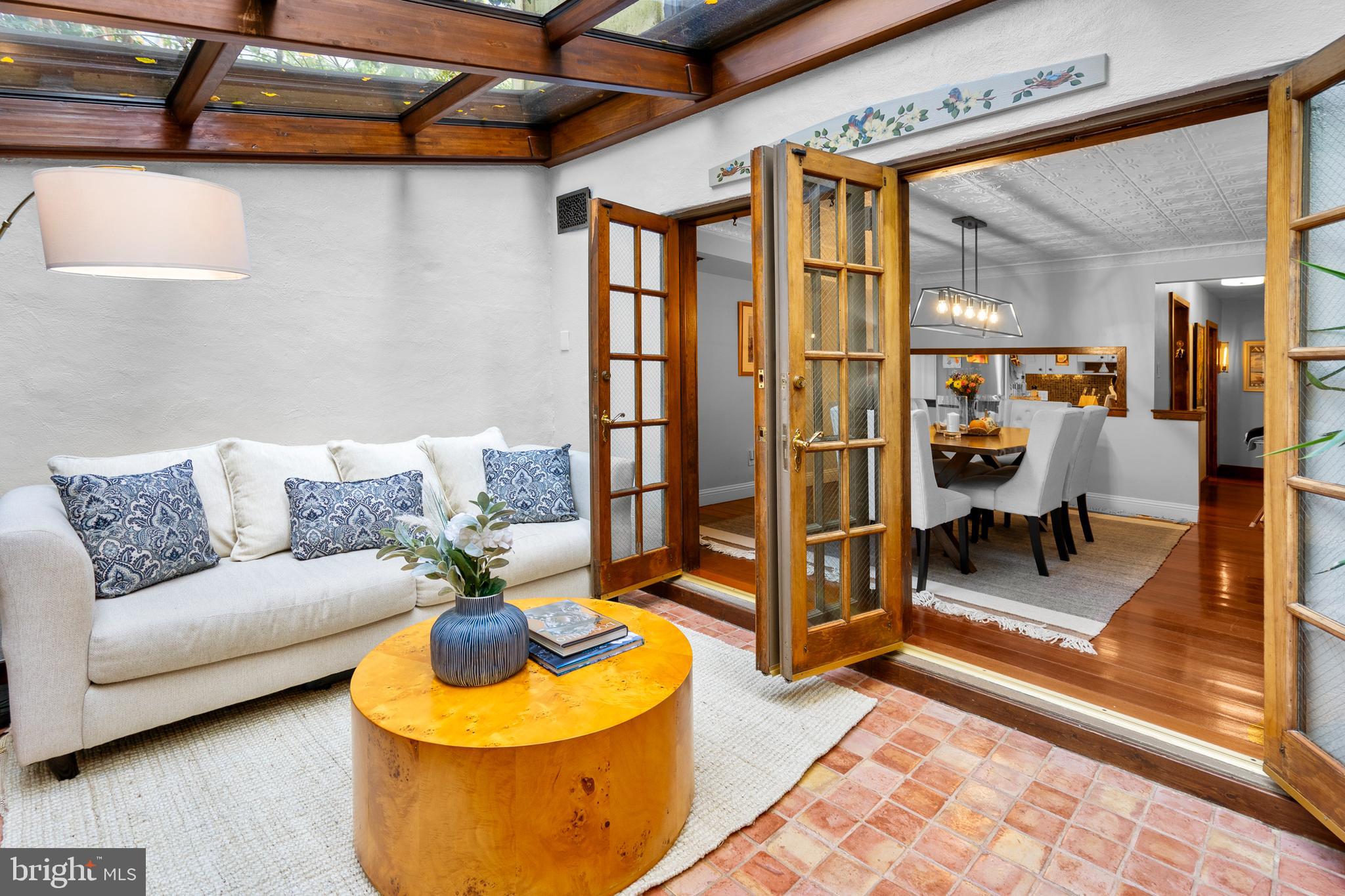 QUEEN VILLAGE - Residential