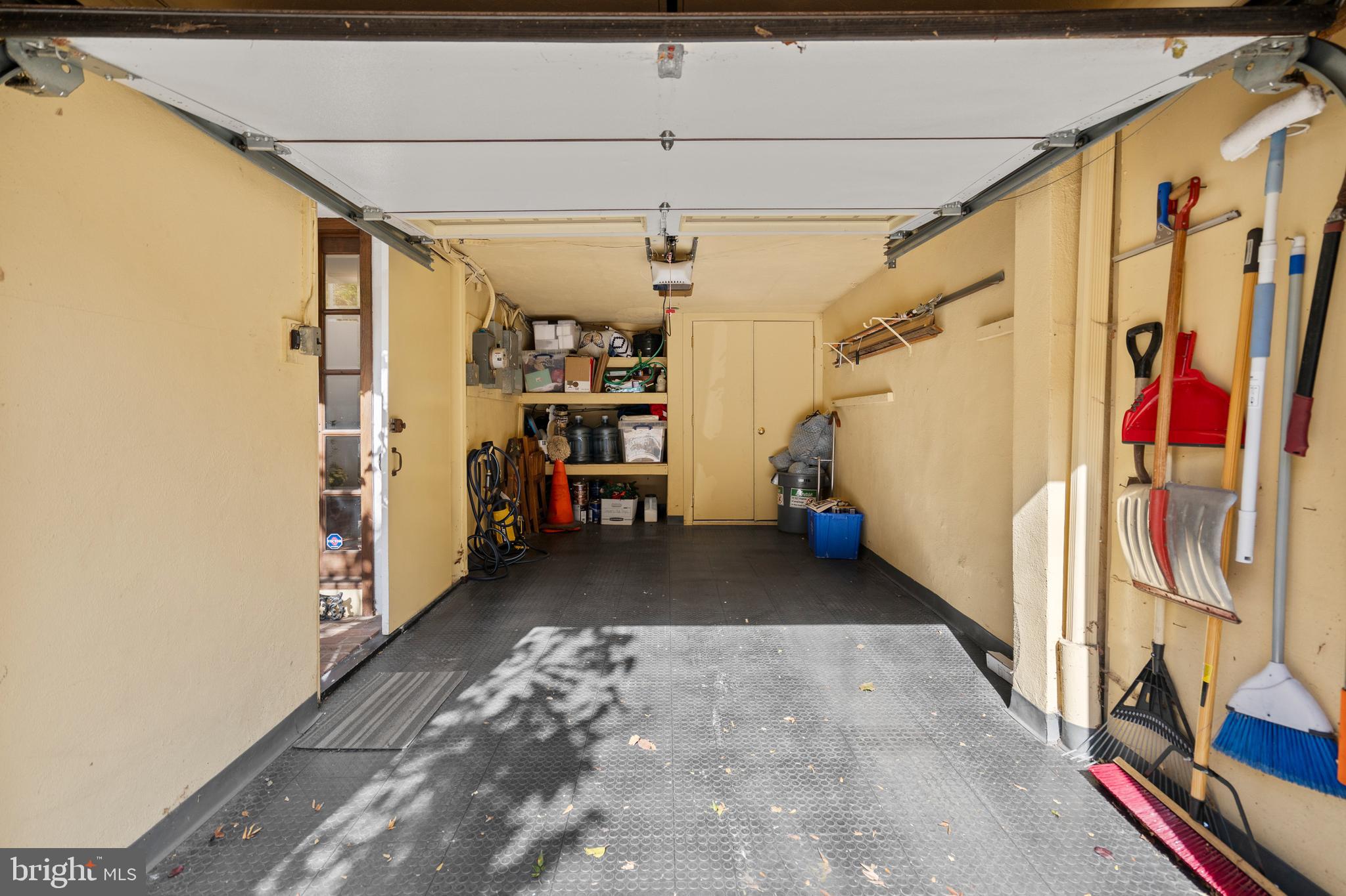 QUEEN VILLAGE - Residential