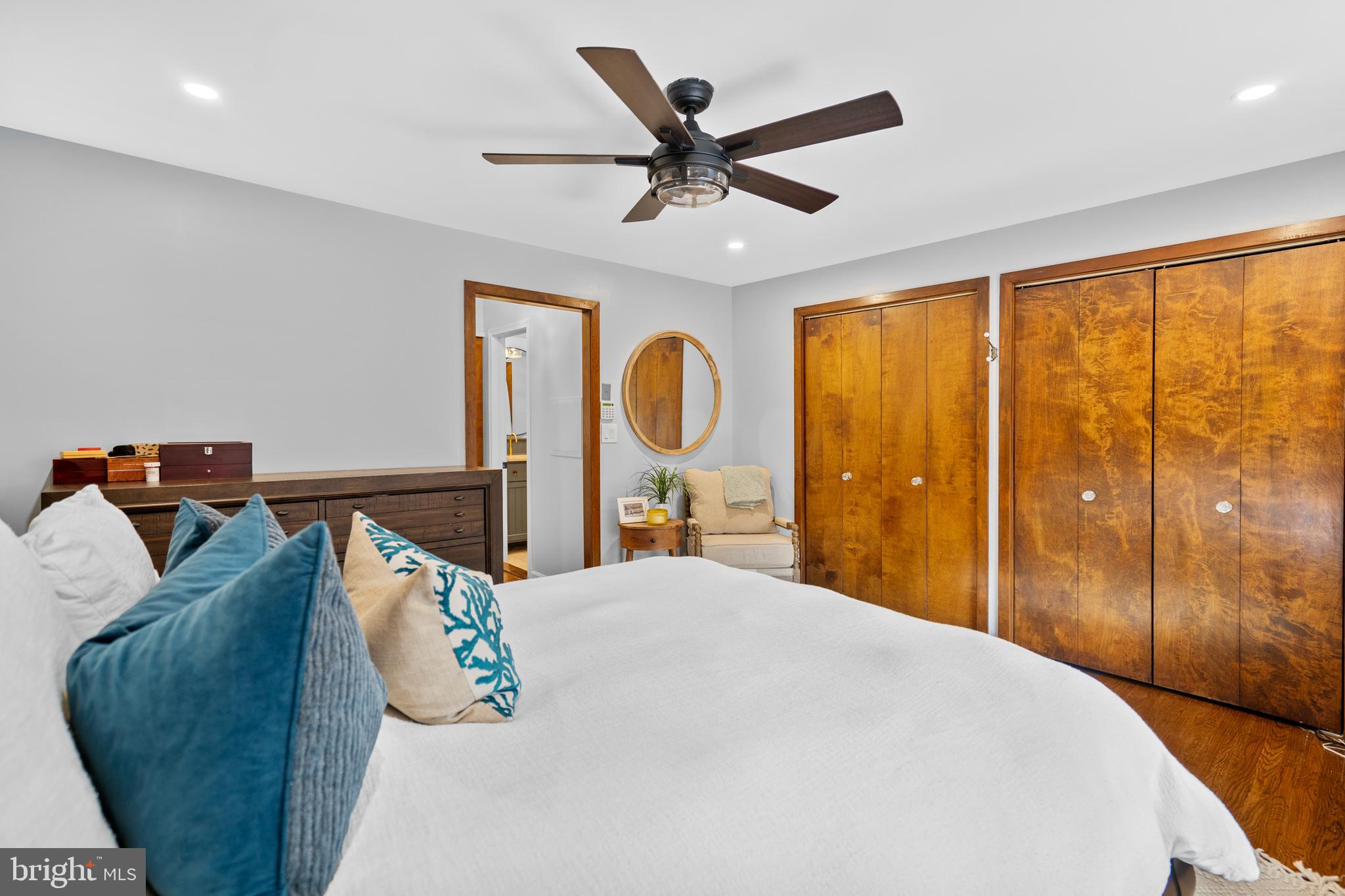 QUEEN VILLAGE - Residential