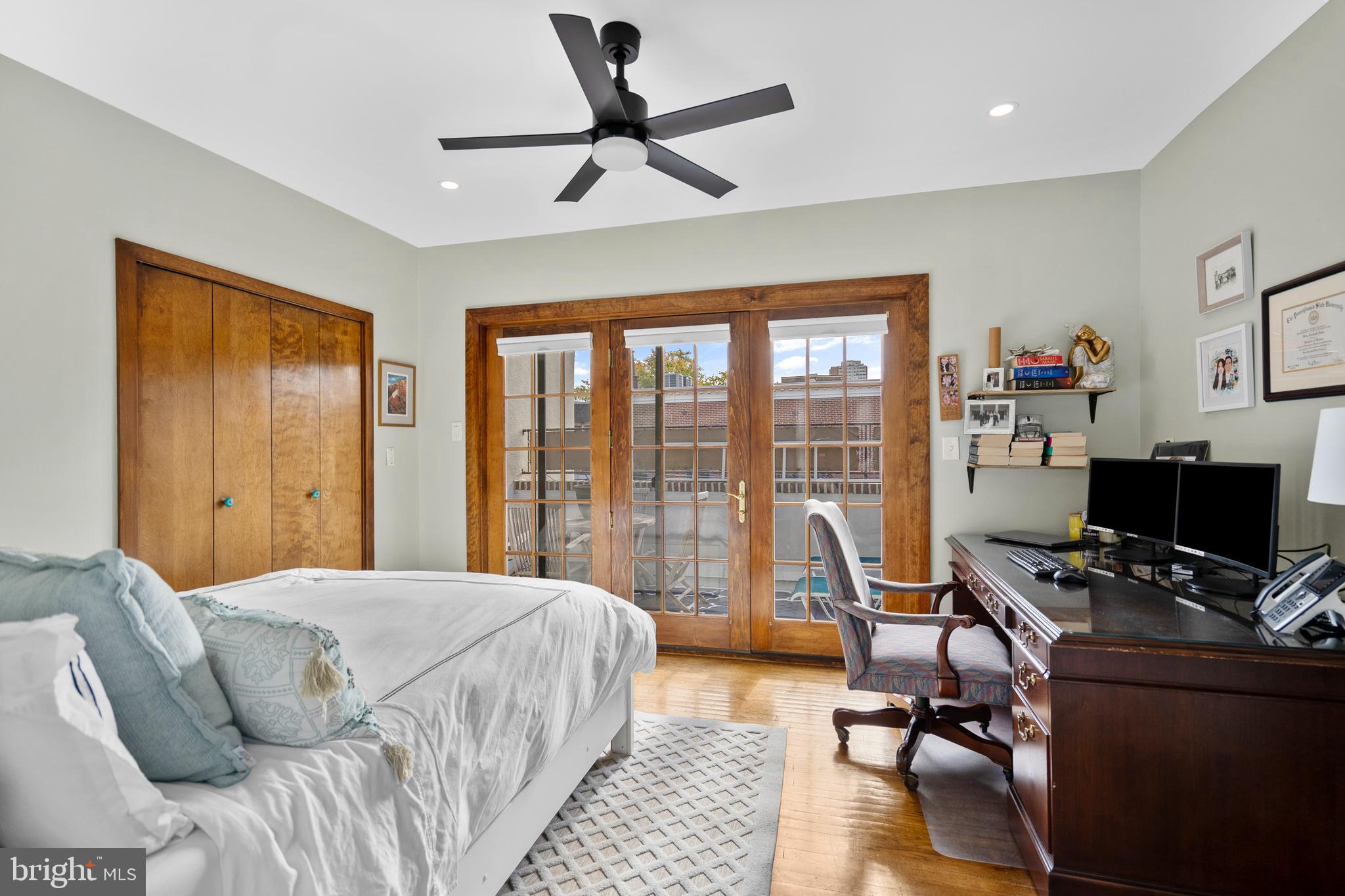 QUEEN VILLAGE - Residential