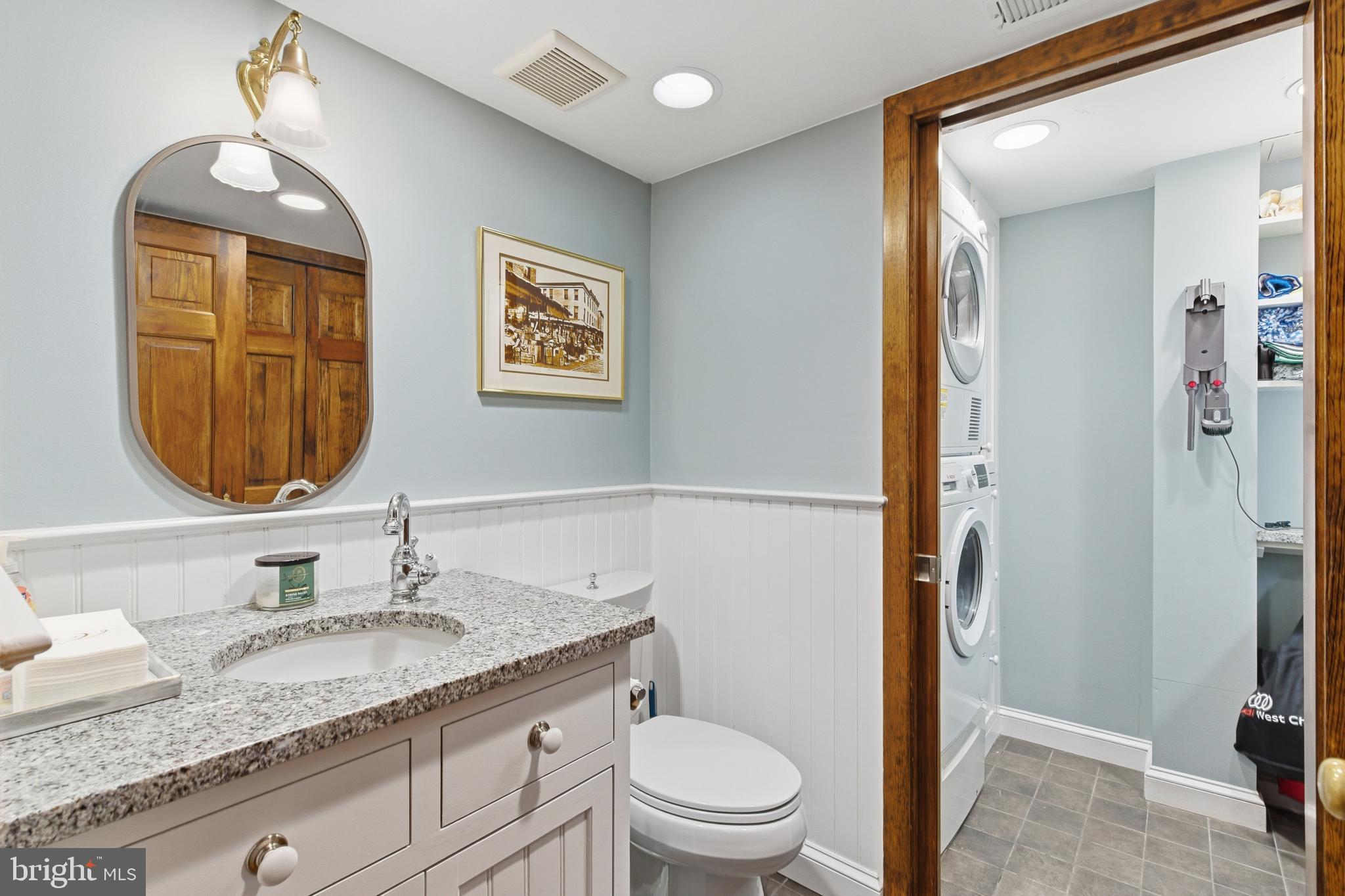 QUEEN VILLAGE - Residential