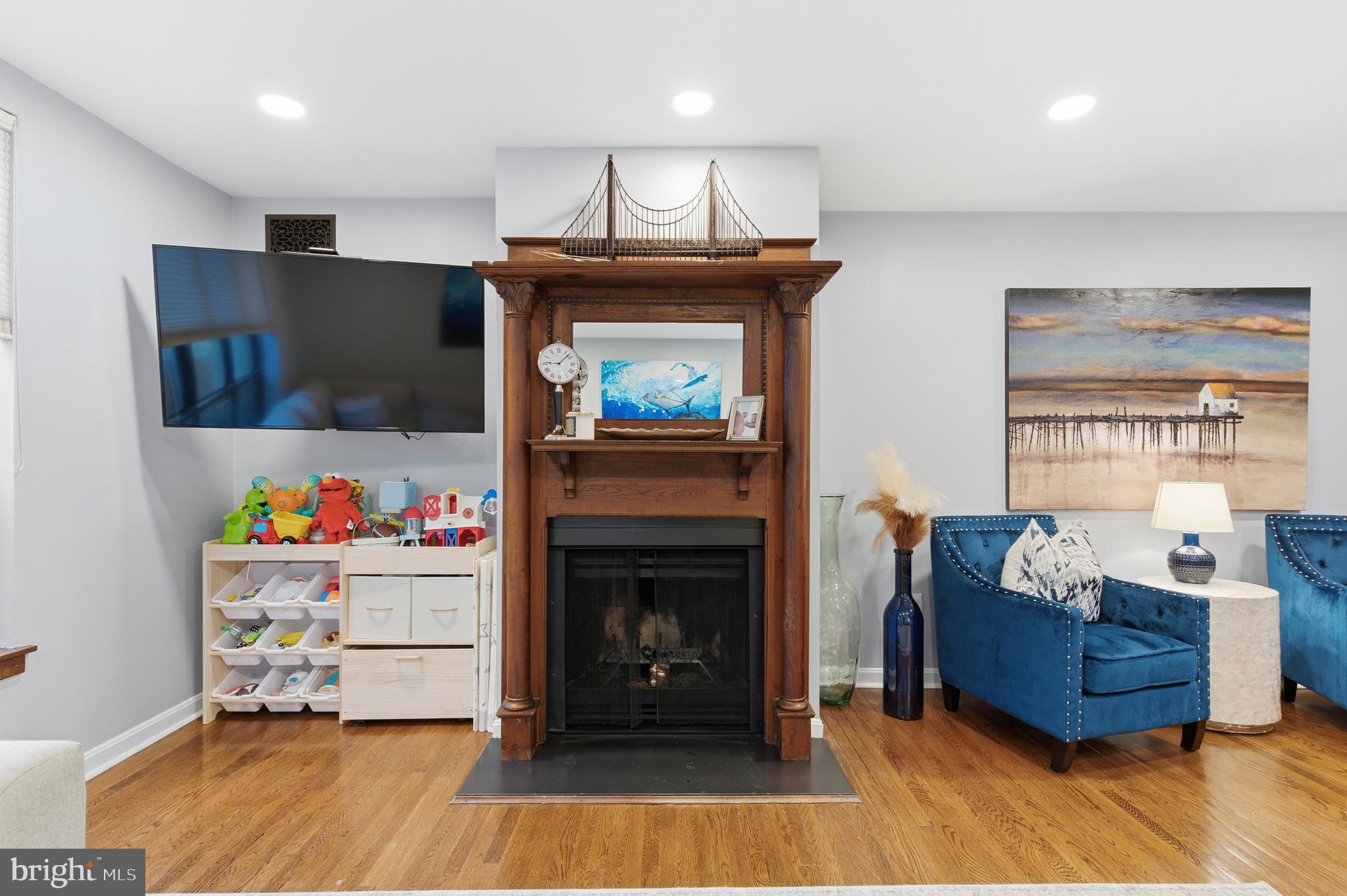 QUEEN VILLAGE - Residential