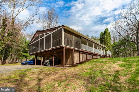 Photo of 4645 Morgans Bluff Drive, MARSHALL, VA 20115 (MLS # VAFQ2020780)