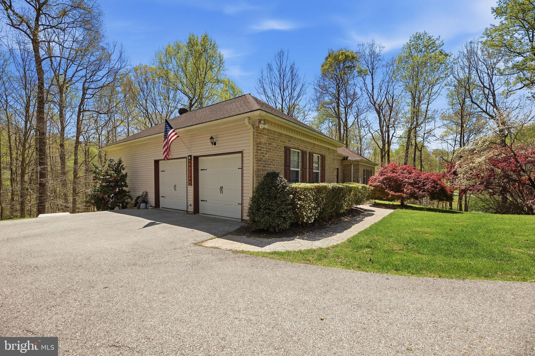 WHISPERING WOODS - Residential