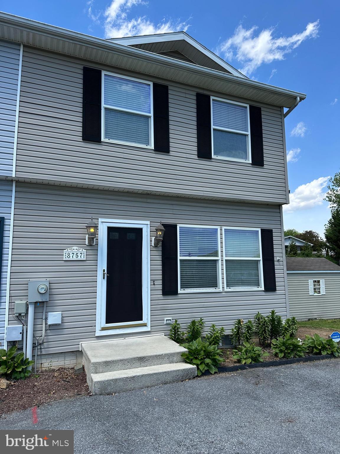 8757 KINGS ROAD