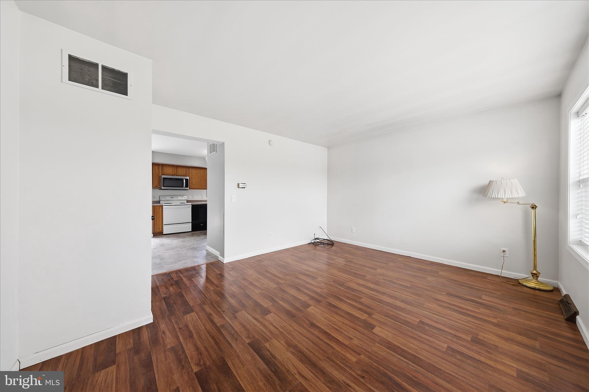8757 KINGS ROAD