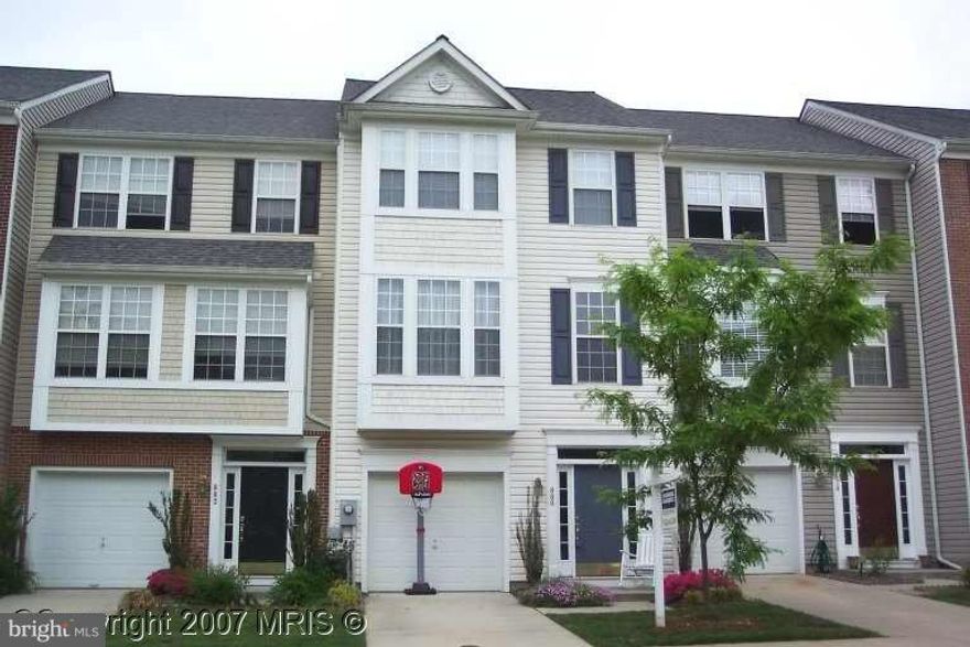 Arnold - Stonehurst Community -- Beautiful, spacious 3 level TH w/one car garage, bump outs on all 3 levels for extra living space. MUST USE CB-RB APPLICATION, FILL OUT CREDIT APPLICATION COMPLETELY,CERTIFIED FUNDS,  $300K RENTERS INSURANCE  CREDIT APPLICATION UPLOADED - NO PETS, NO SMOKING