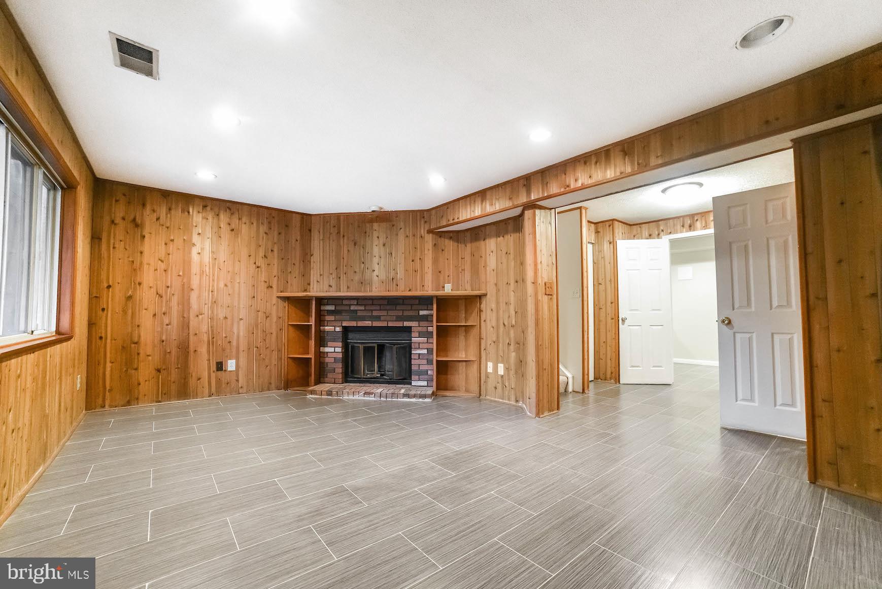 WOODS EDGE TOWNHOME CONDOMINIUMS - Residential