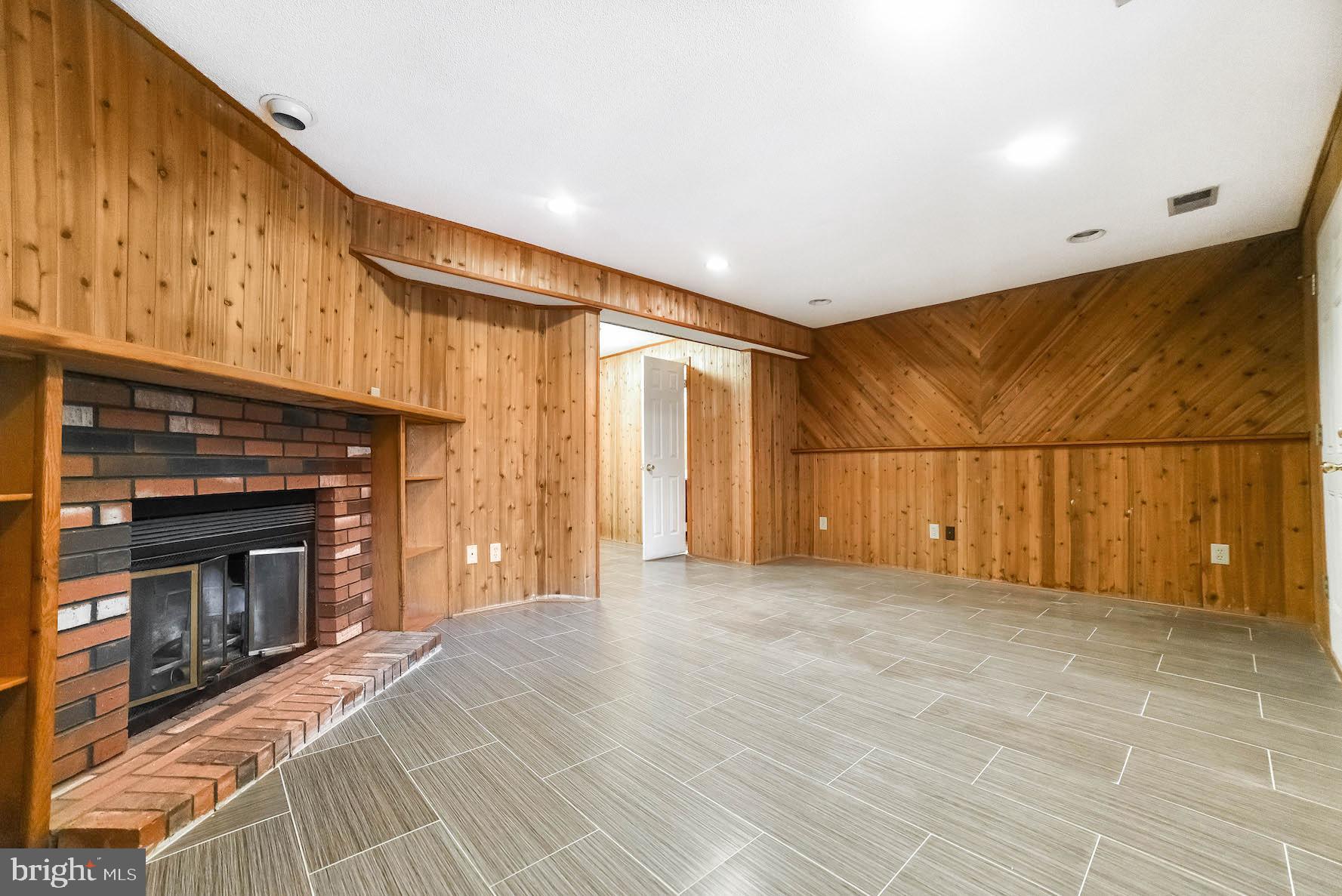 WOODS EDGE TOWNHOME CONDOMINIUMS - Residential