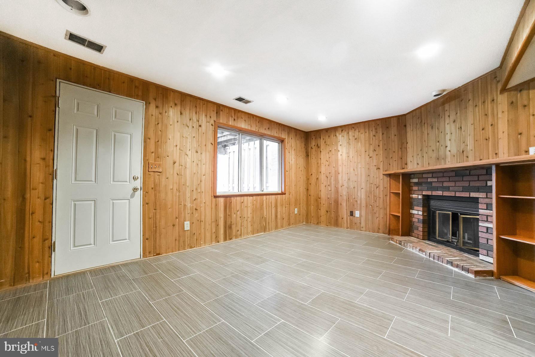 WOODS EDGE TOWNHOME CONDOMINIUMS - Residential