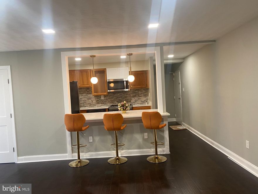 COMPLETELY UPDATED GROUND LEVEL CONDO WITH 2 BEDS/1 BATH/ & A DEN. FRESH PAINT,  STAINLESS STEEL APPLIANCES, NEW CABINETS, NEW COUNTERTOPS, UPDATED BATHROOM, AND NEW FLOORS. SPACIOUS GARDEN STYLE APARTMENT WITH PLENTY OF NATURAL LIGHT AND PRIVATE SMALL PATIO.