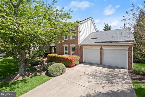Photo of 917 Willowleaf Way, POTOMAC, MD 20854 (MLS # MDMC2174368)