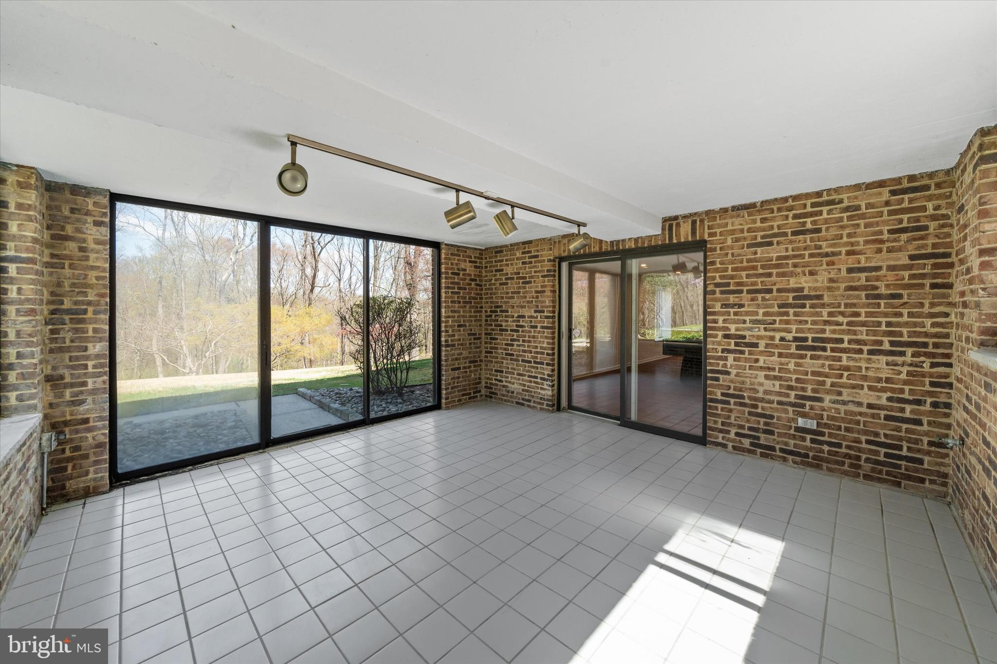 HIDDEN VALLEY - Residential