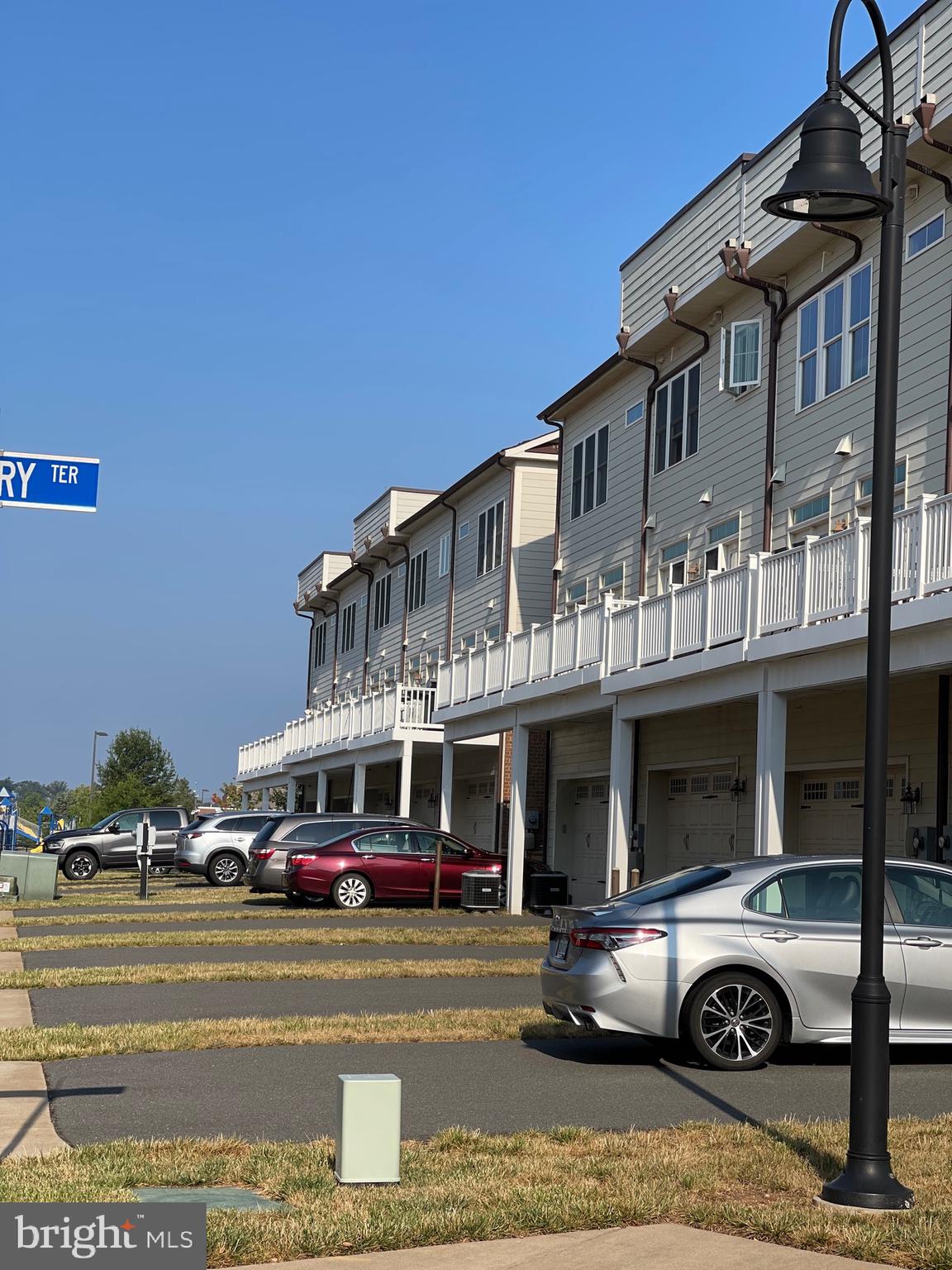 ONE LOUDOUN LAND BAY B - Residential Lease