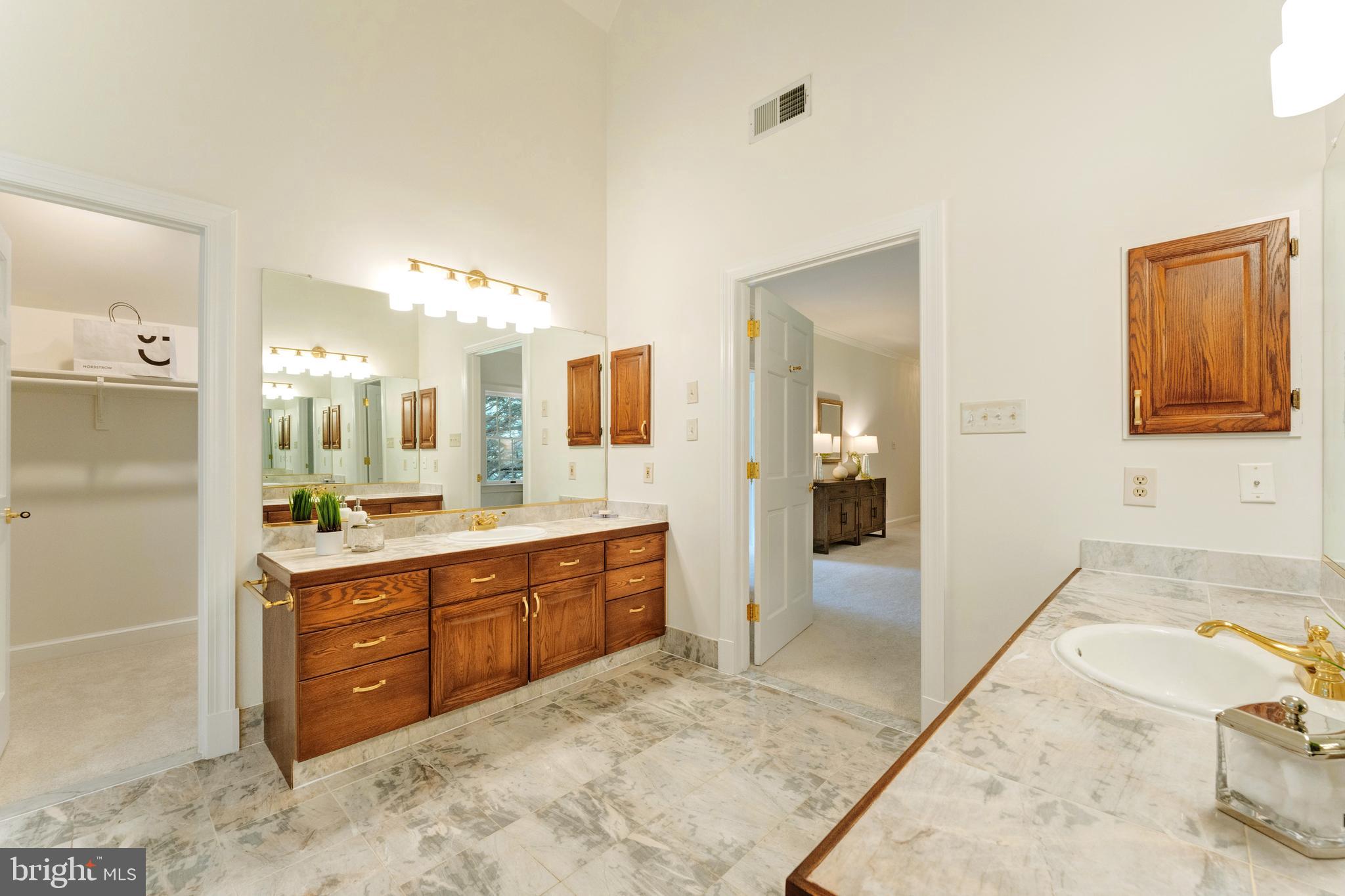 GOLDEN WOODS - Residential