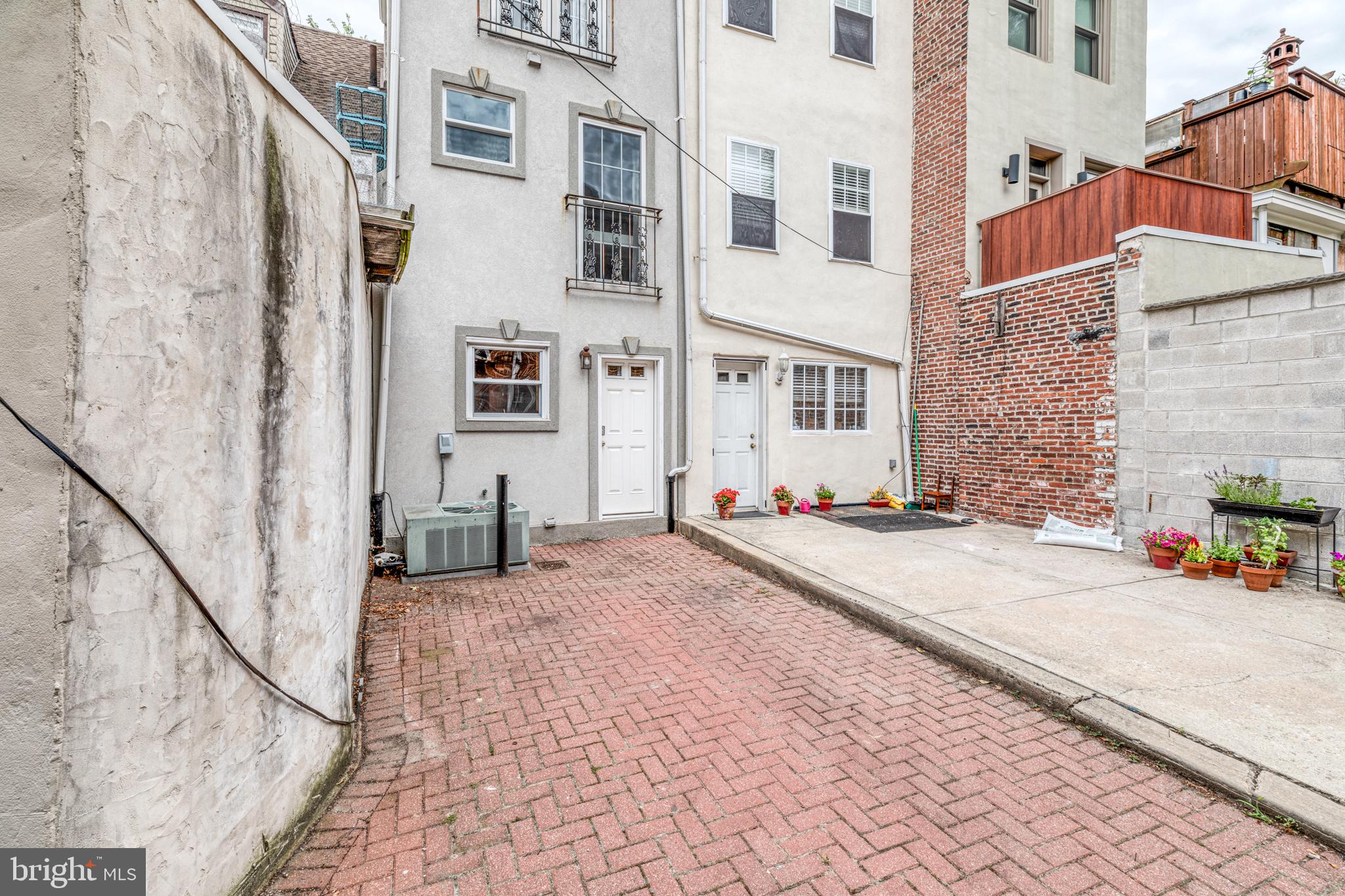 QUEEN VILLAGE - Residential Lease