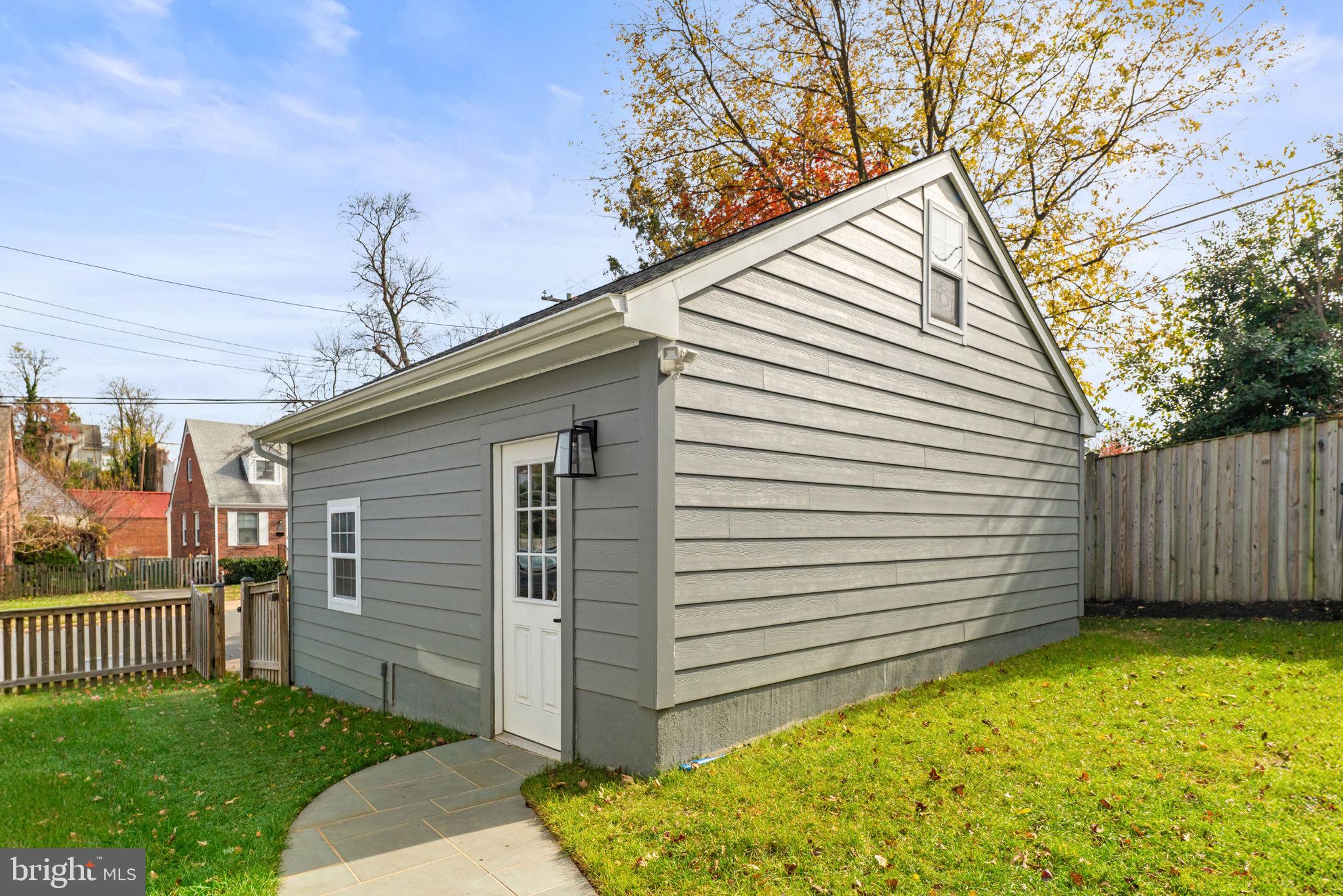 COUNTRY CLUB - Residential