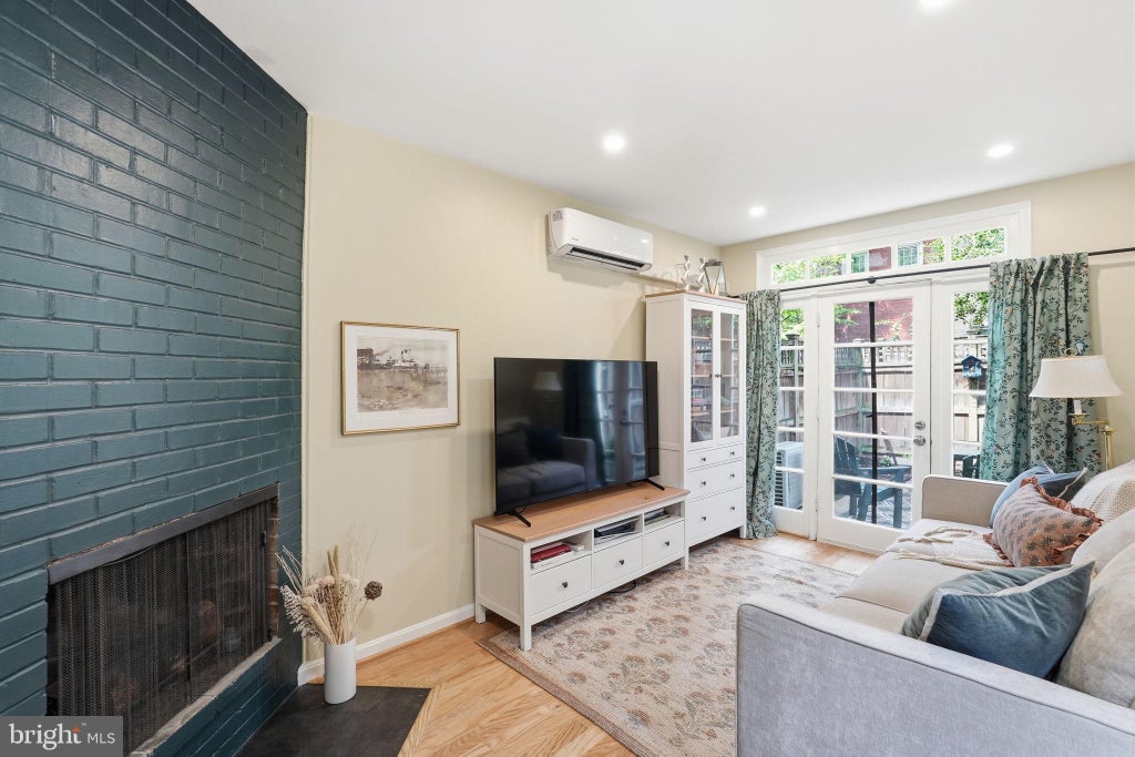 Photo of 19 Snows Court NW, WASHINGTON, DC 20037 (MLS # DCDC2272804)