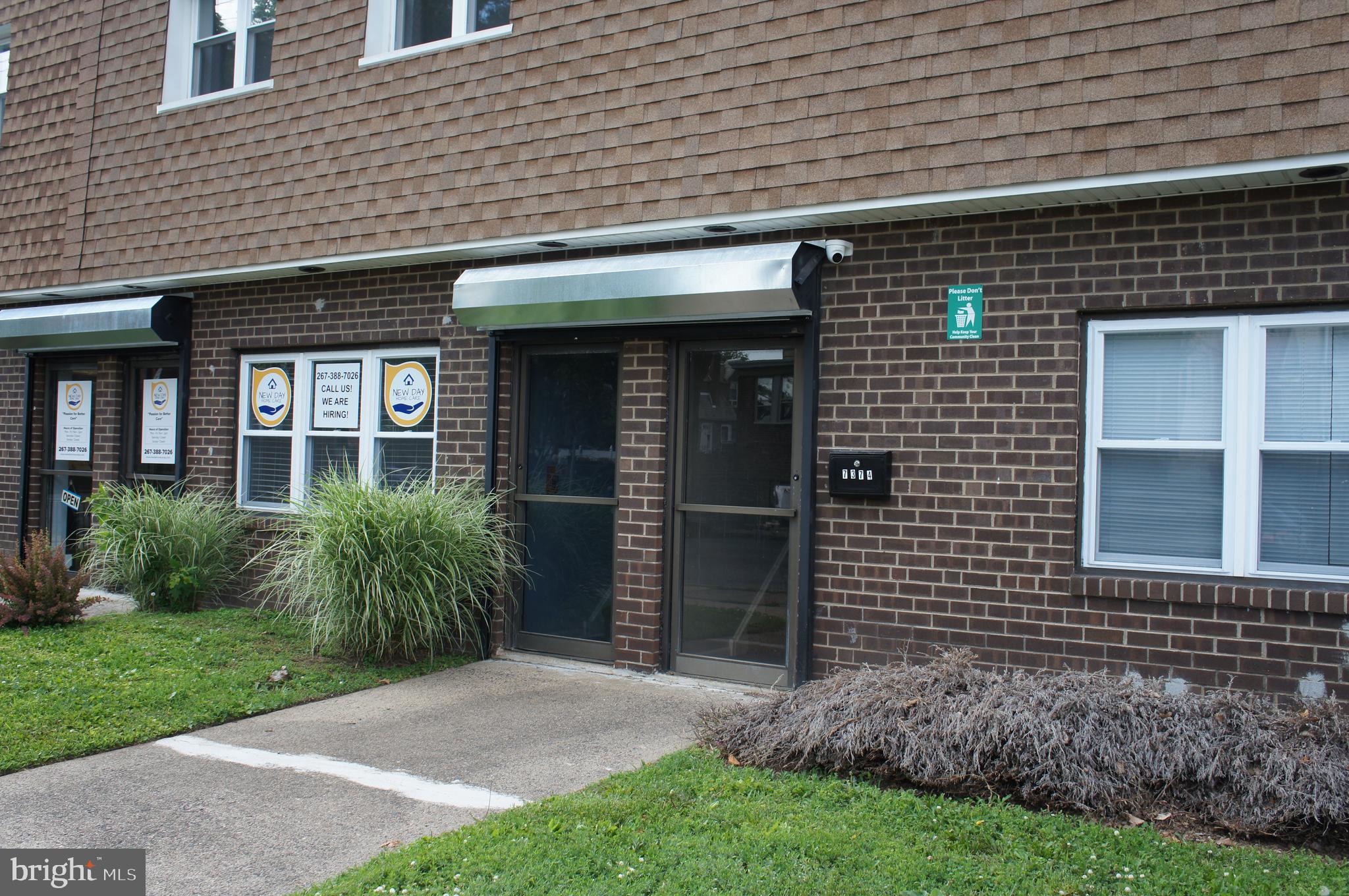 Commercial space available in great condition. Second floor with around 800 sq. of office space. easy to show. do not miss this opportunity!!! close to shopping centers, public transportation. Enough parking space on the street.