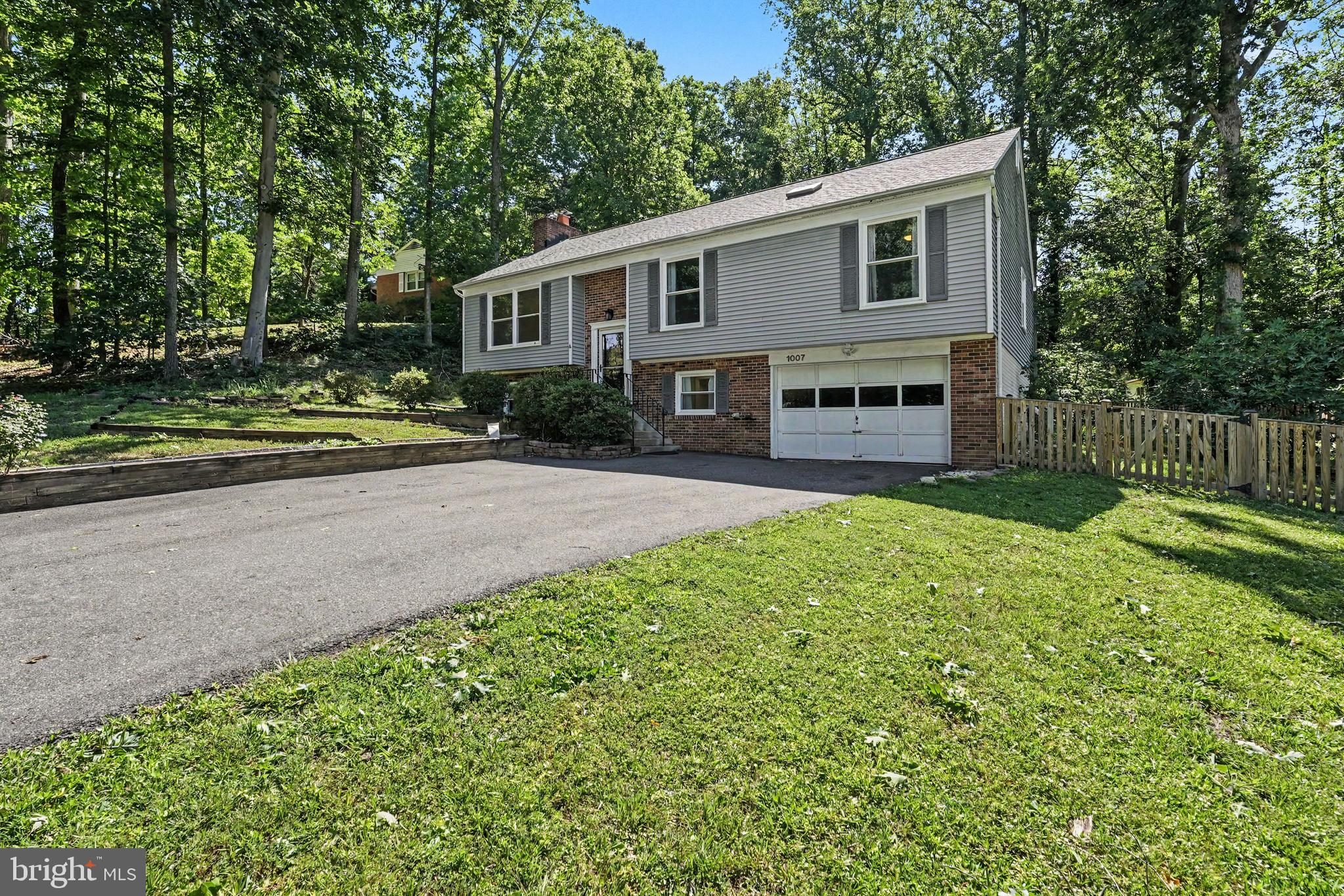 1007 RICHMOND DRIVE