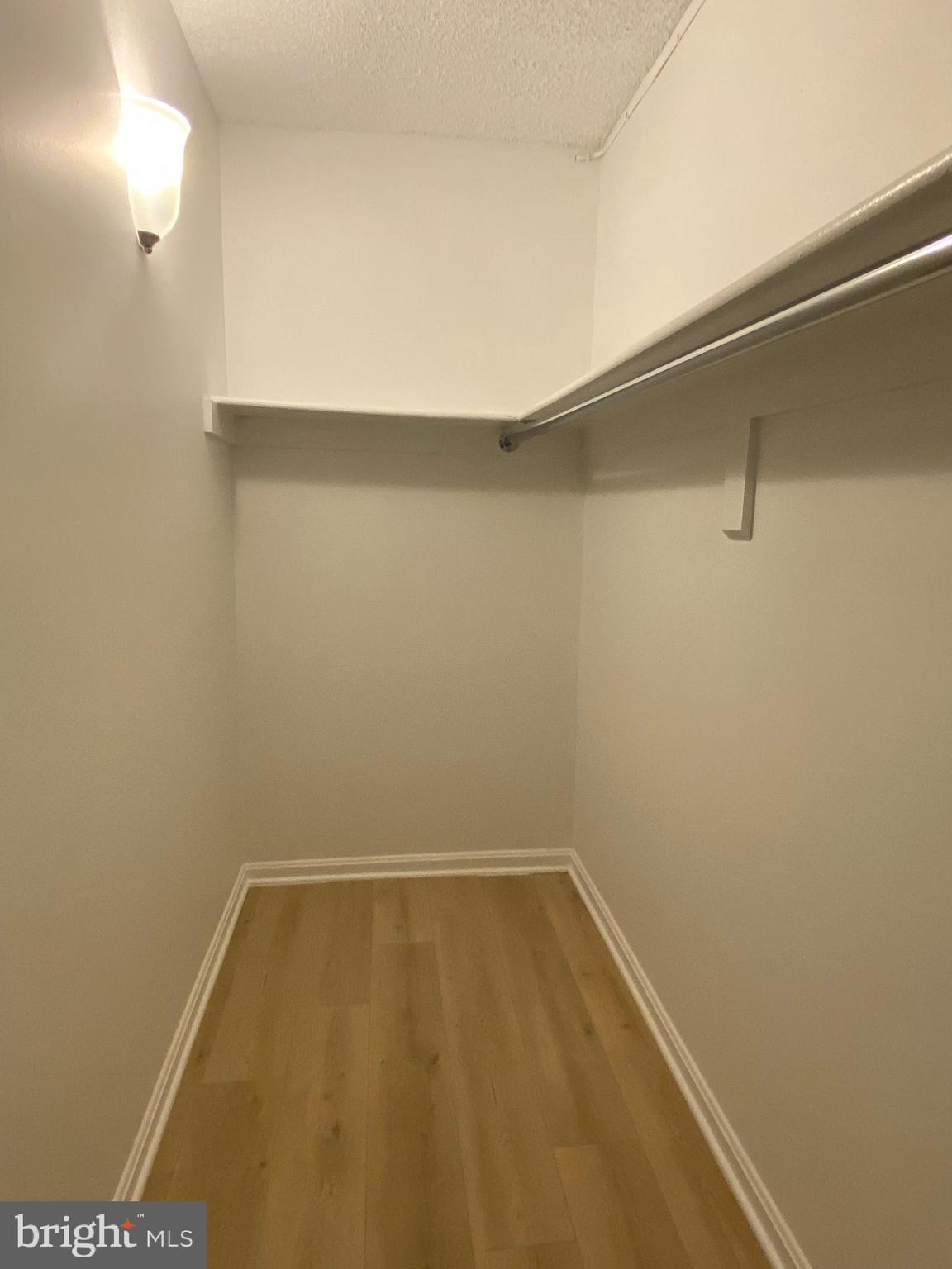 LAKESIDE PLAZA - Residential Lease