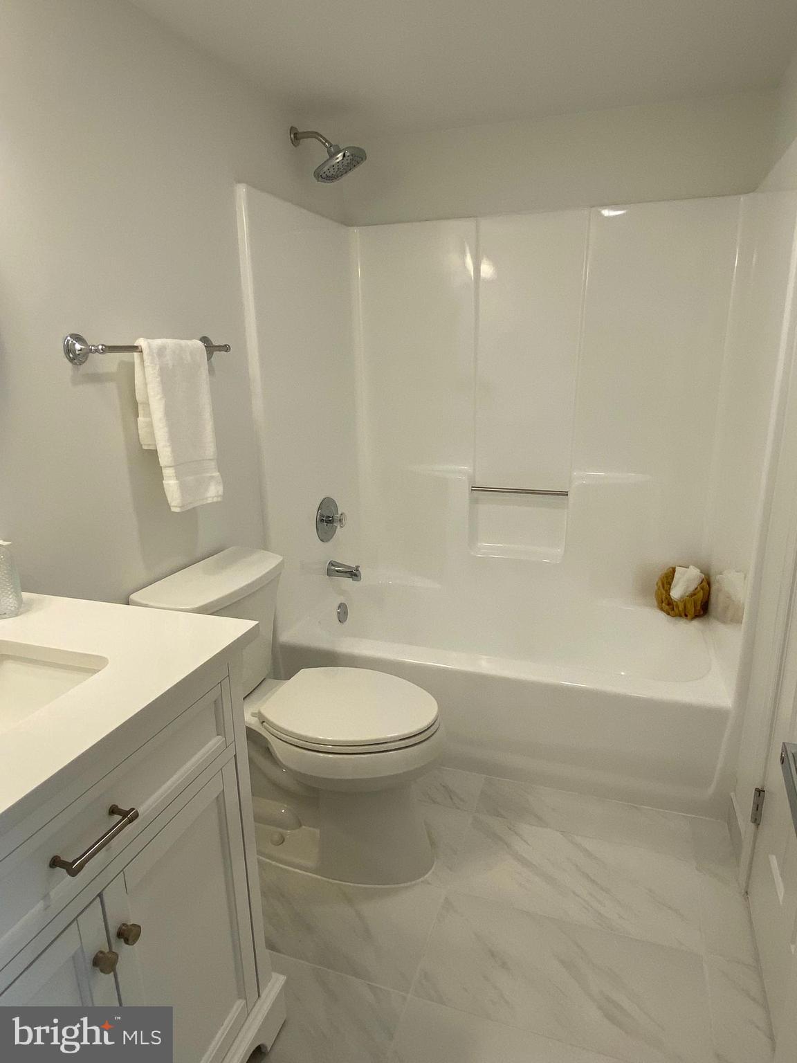 LAKESIDE PLAZA - Residential Lease