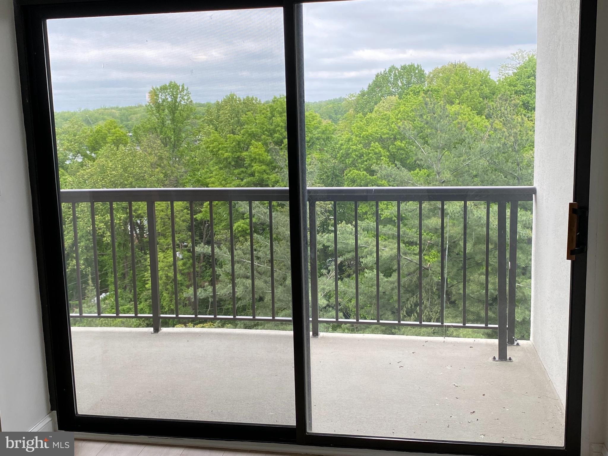 LAKESIDE PLAZA - Residential Lease