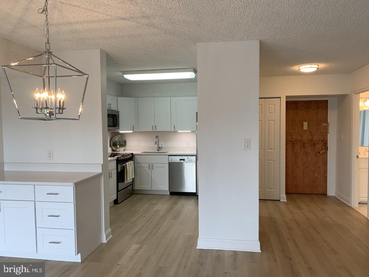 LAKESIDE PLAZA - Residential Lease