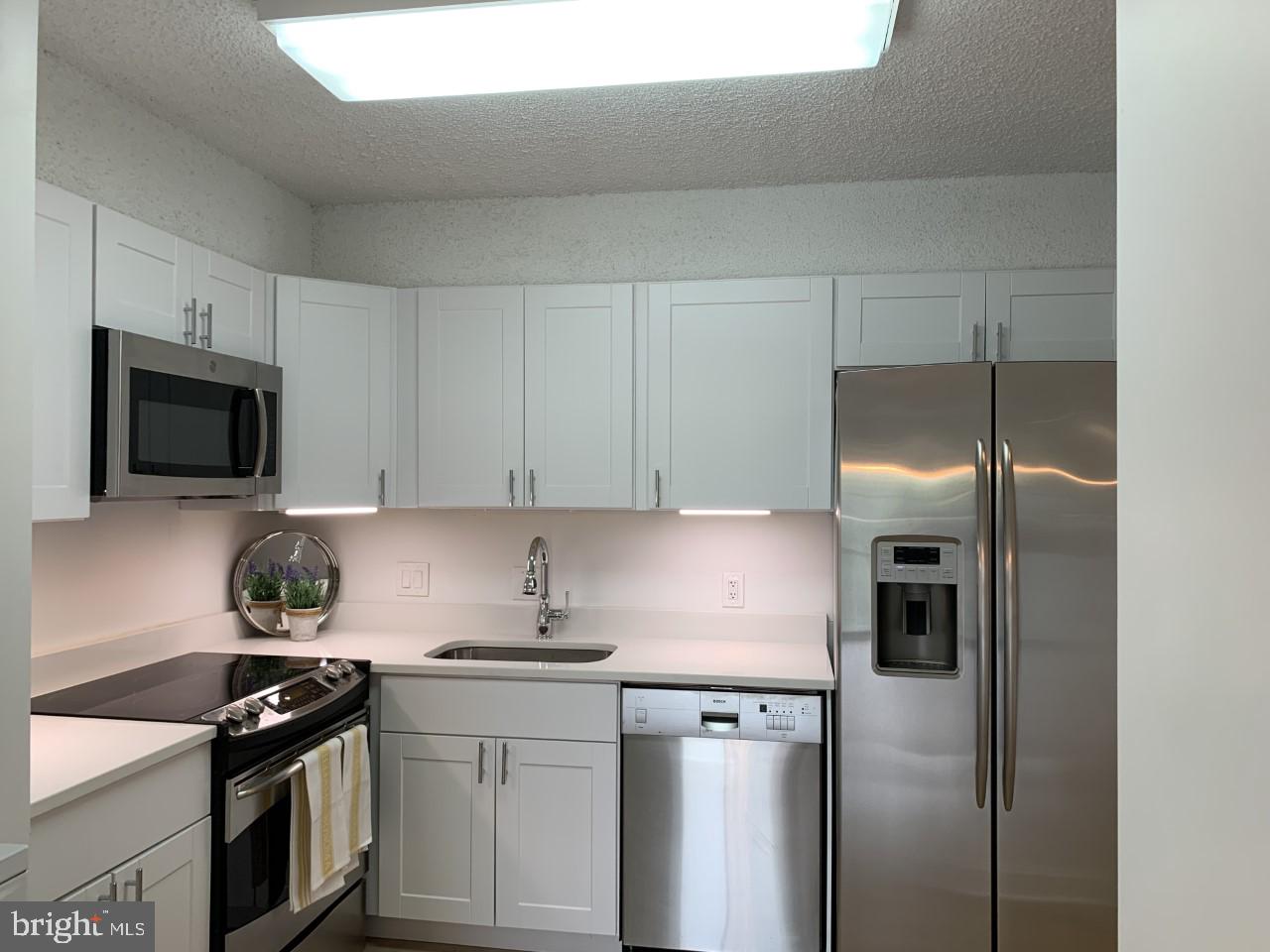 LAKESIDE PLAZA - Residential Lease