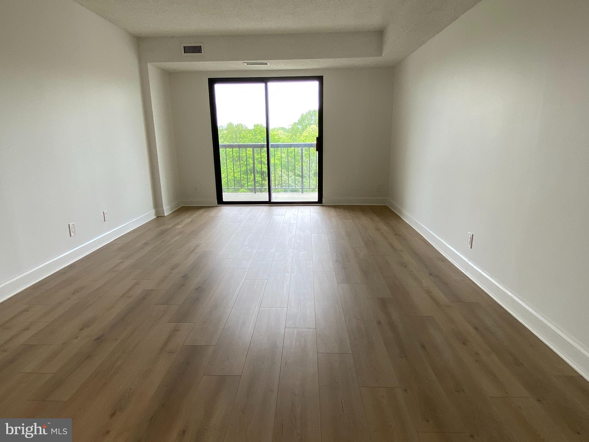 LAKESIDE PLAZA - Residential Lease