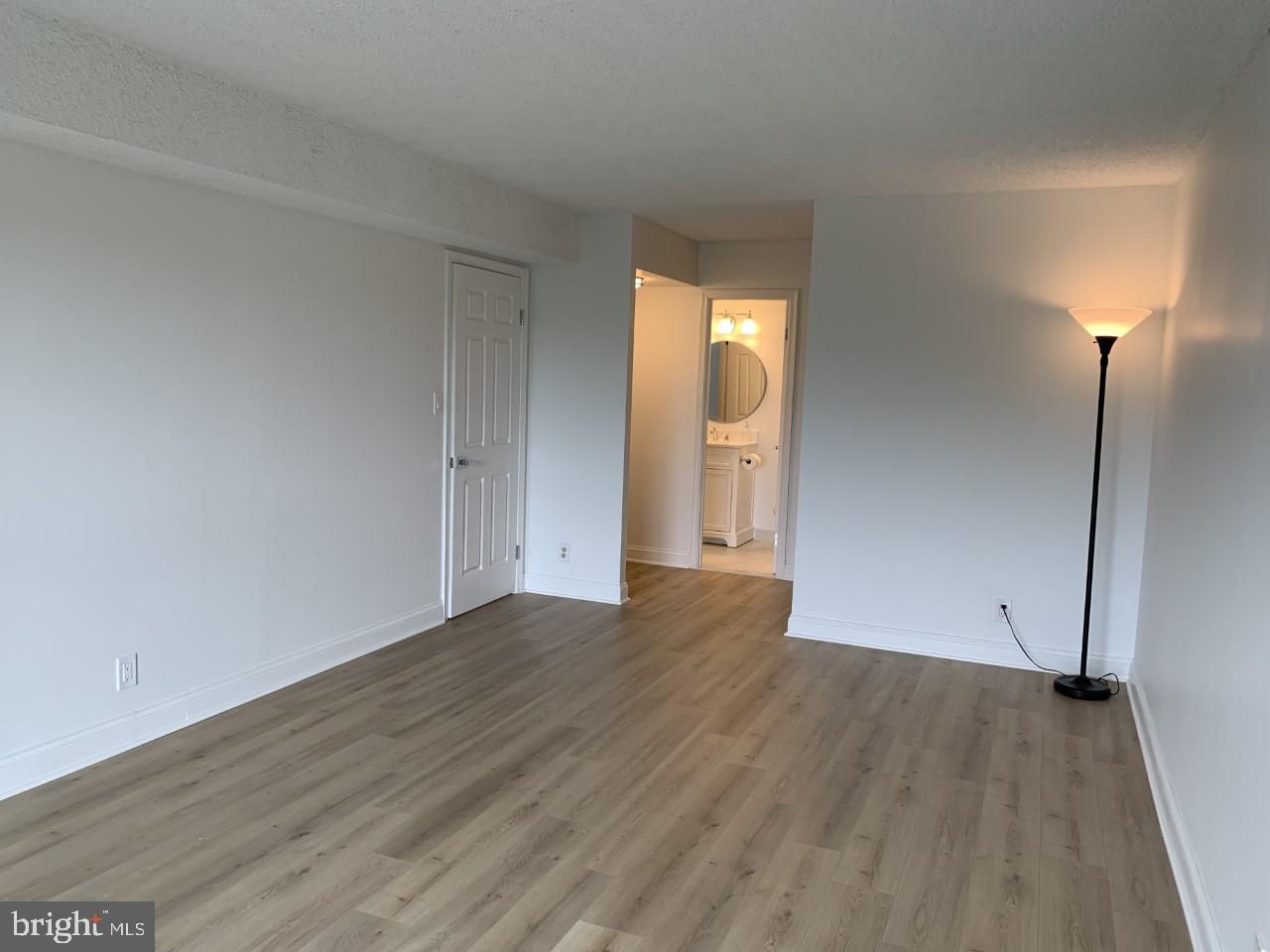 LAKESIDE PLAZA - Residential Lease