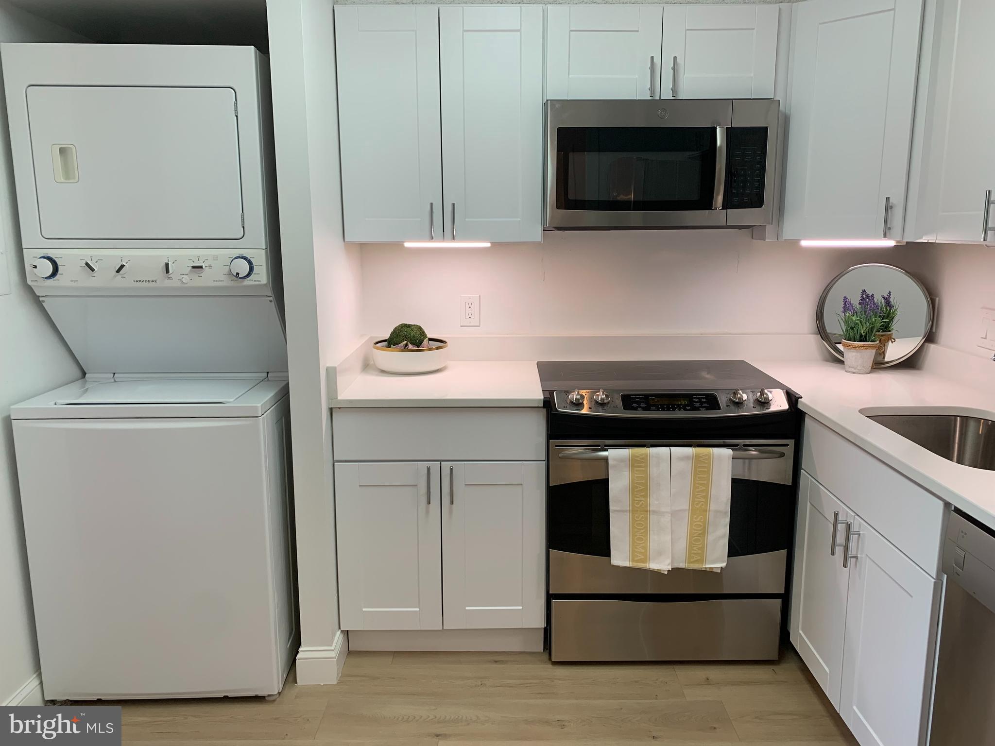 LAKESIDE PLAZA - Residential Lease