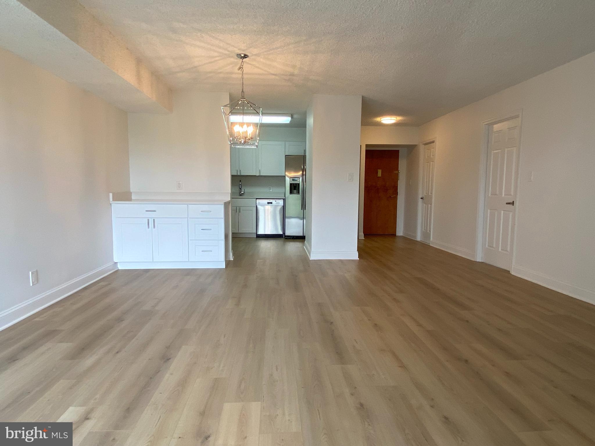 LAKESIDE PLAZA - Residential Lease