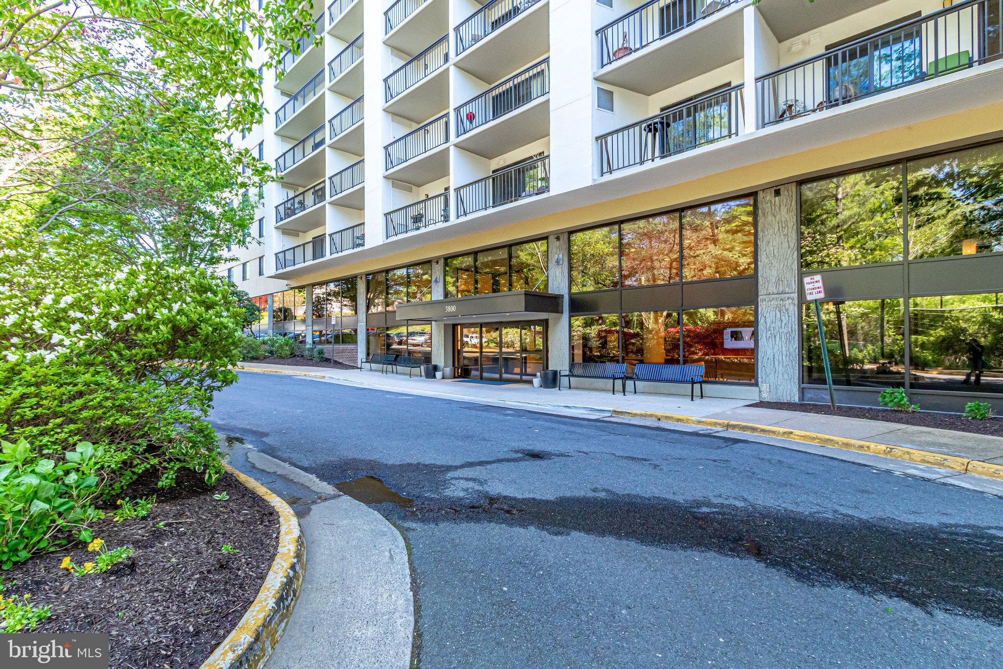 LAKESIDE PLAZA - Residential Lease