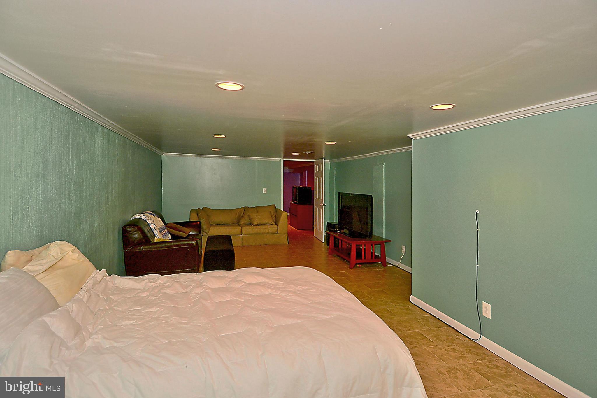 DOUBLE CIRCLE 1 NORTH - Residential Lease