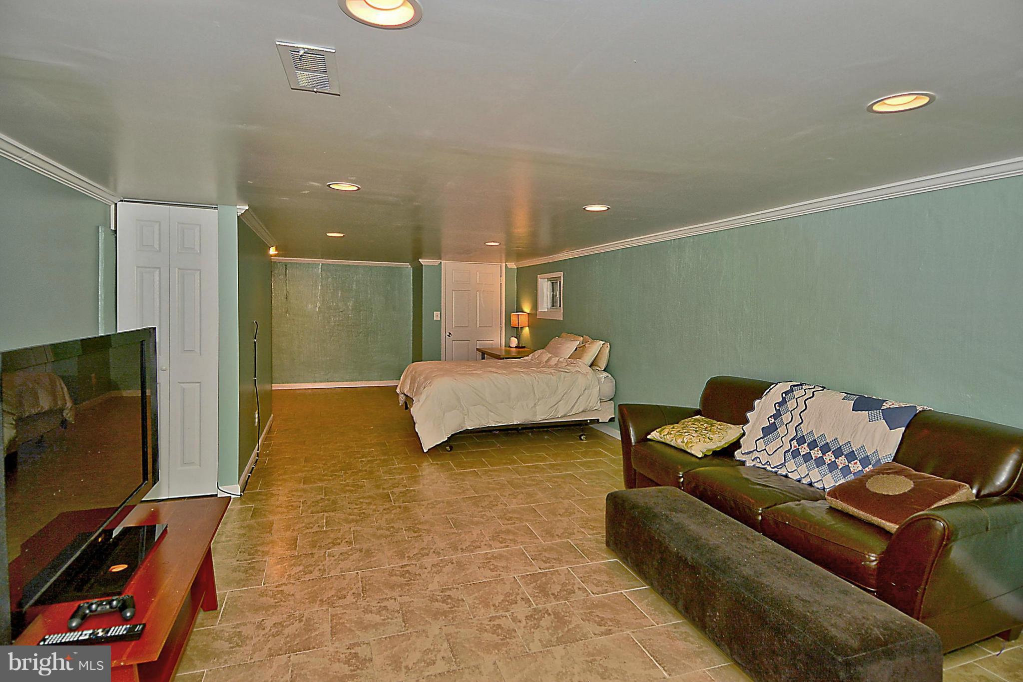 DOUBLE CIRCLE 1 NORTH - Residential Lease