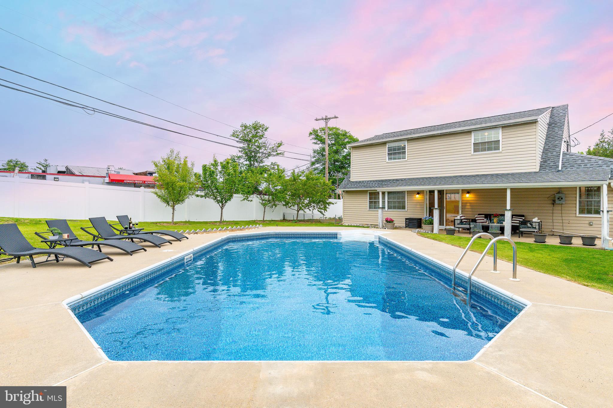 LEVITTOWN - Residential