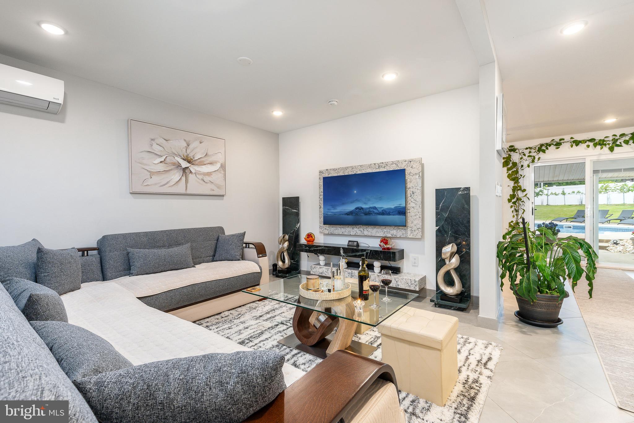 LEVITTOWN - Residential