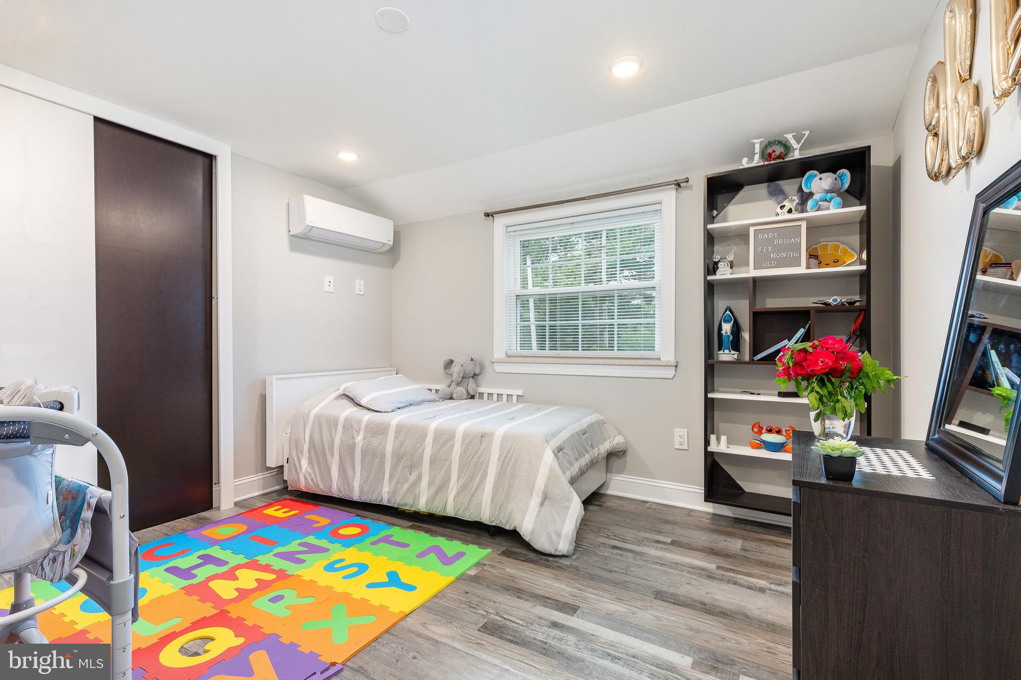 LEVITTOWN - Residential