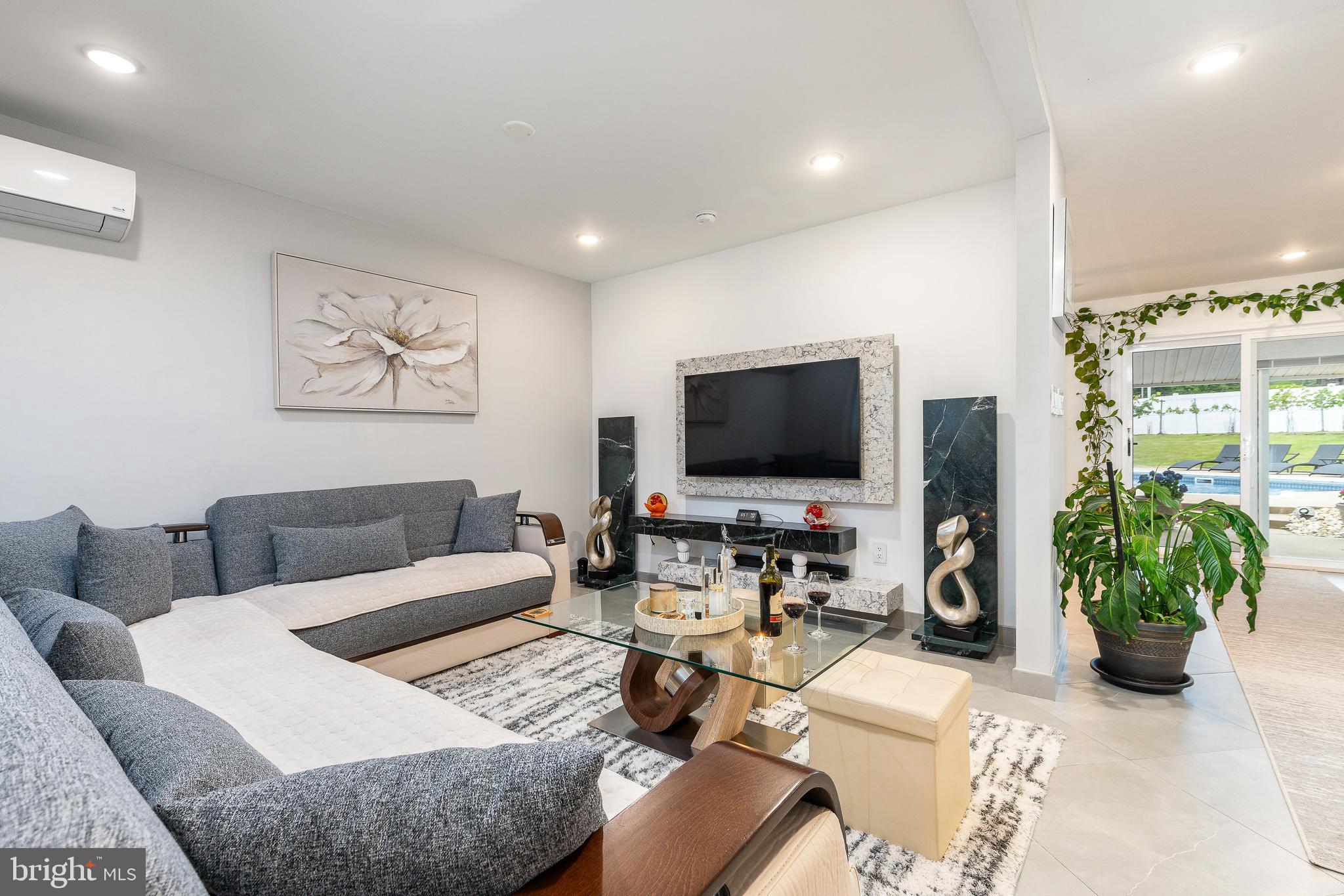 LEVITTOWN - Residential