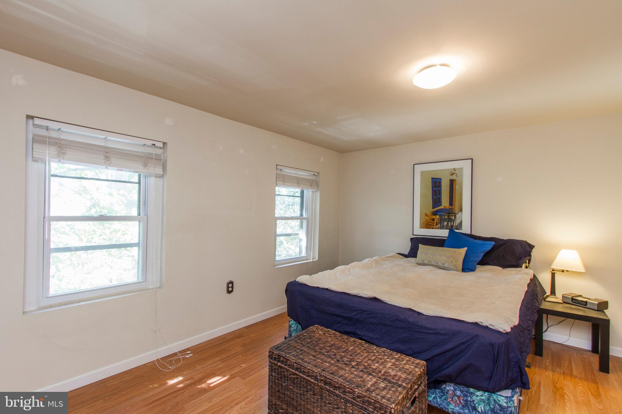 QUEEN VILLAGE - Residential