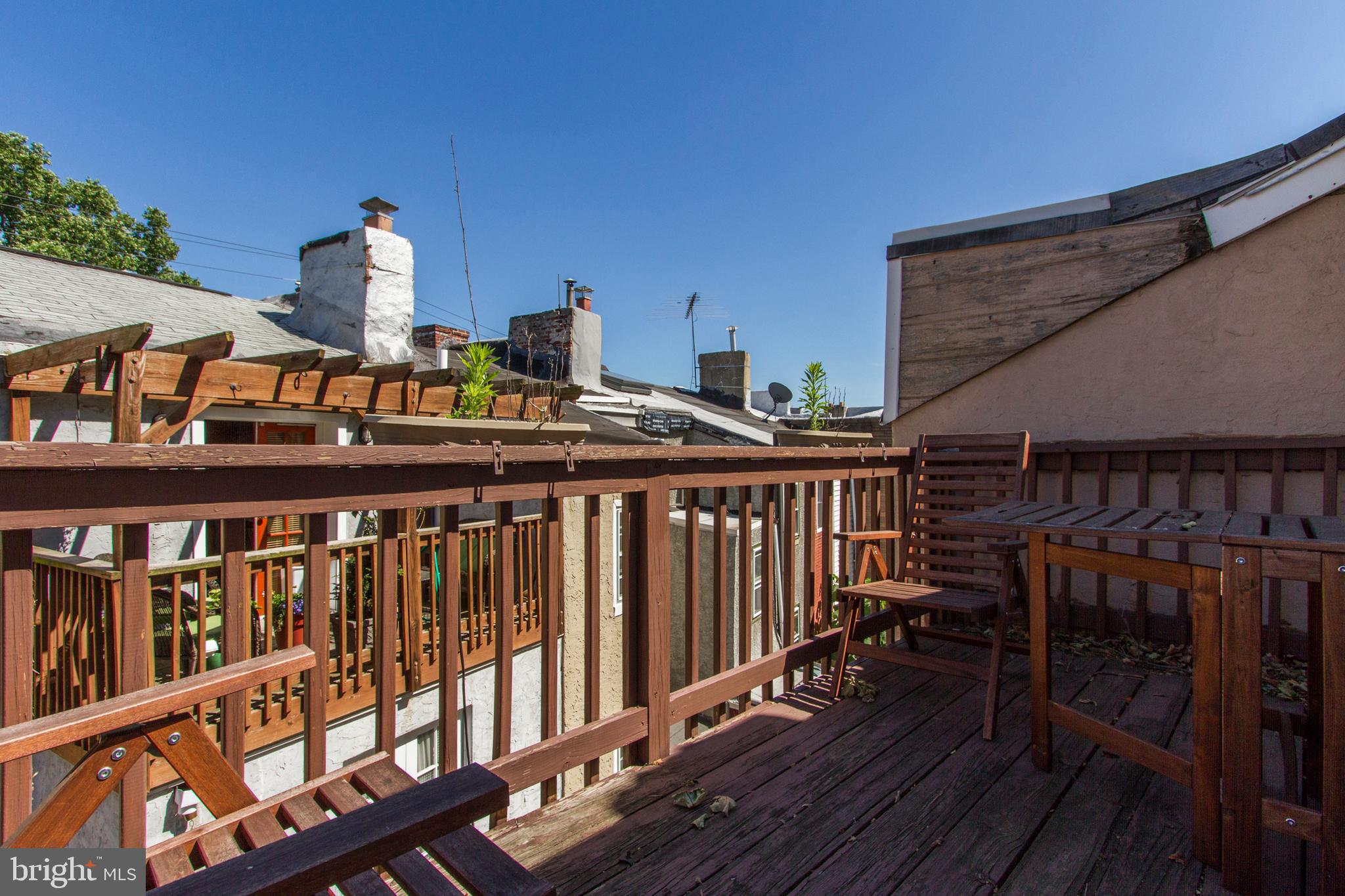 QUEEN VILLAGE - Residential