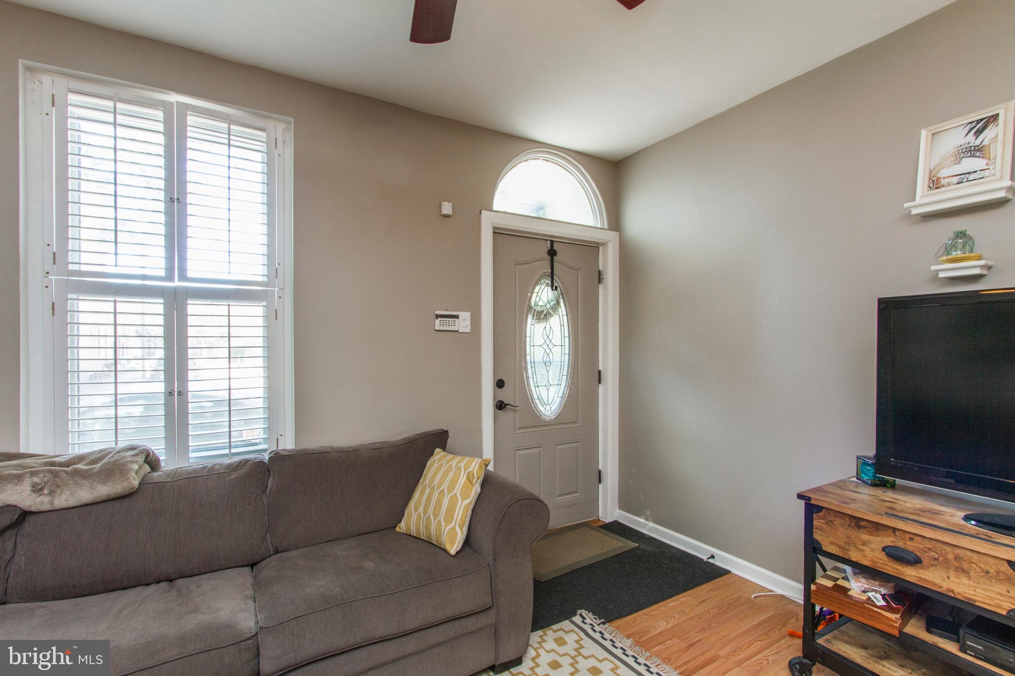 QUEEN VILLAGE - Residential