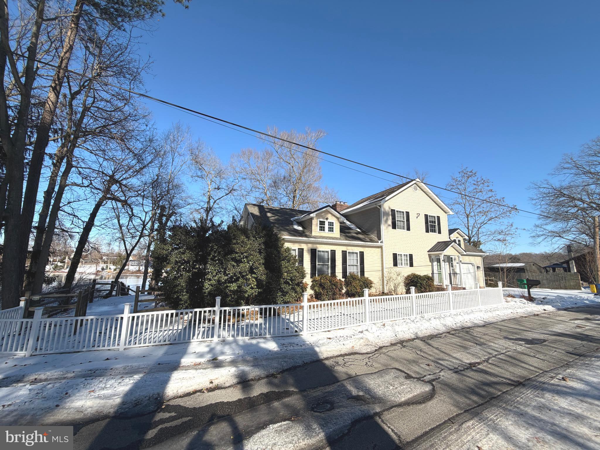 MOORES LAKE - Residential