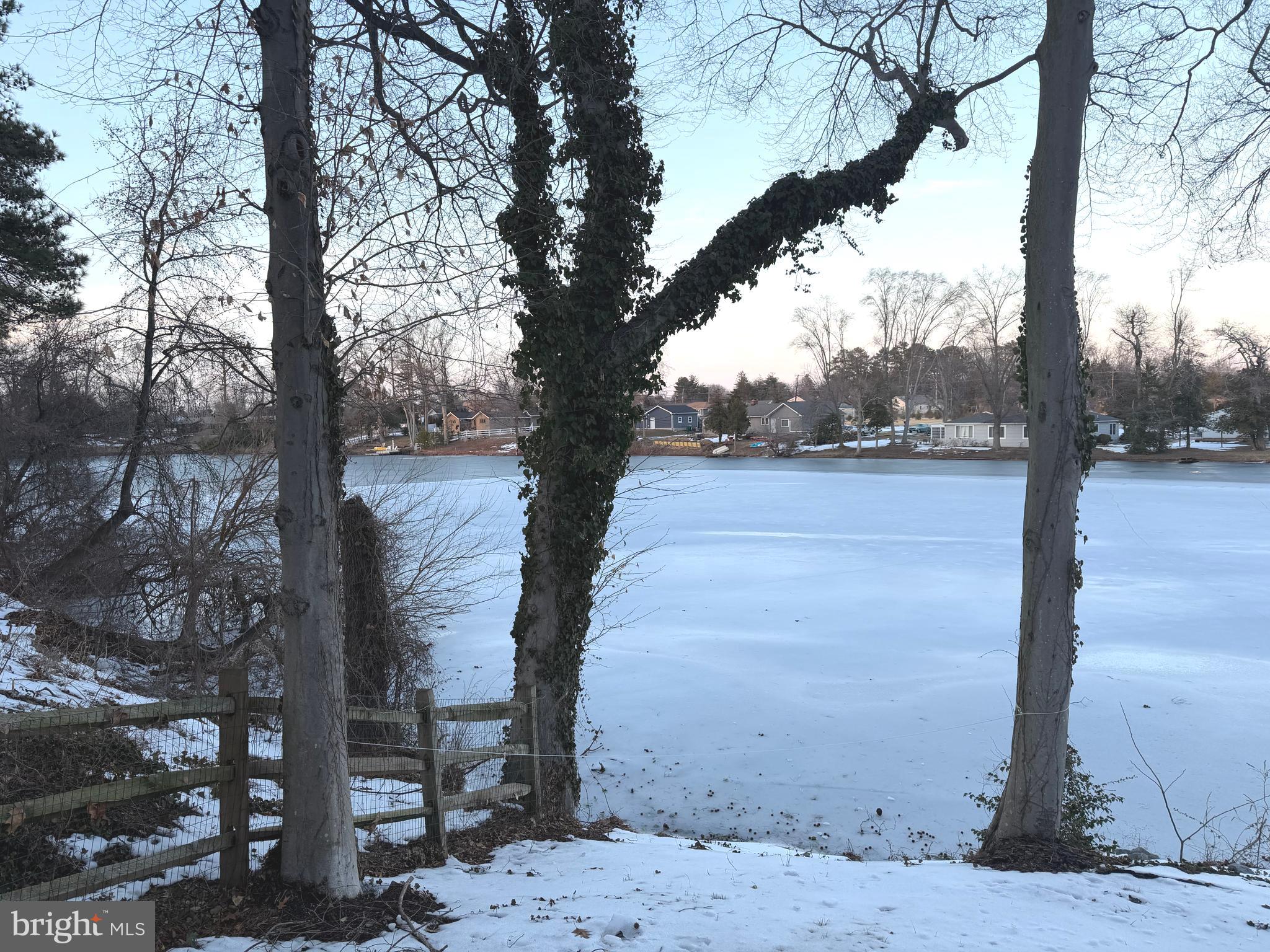 MOORES LAKE - Residential