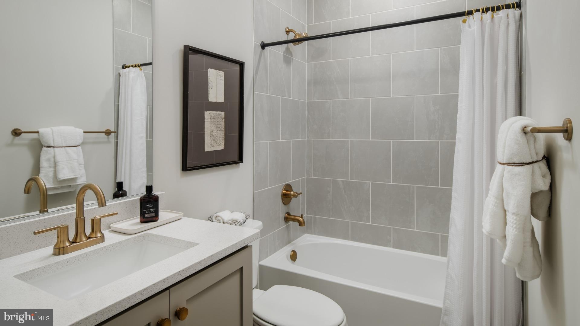 SOUTH LAKE - Residential