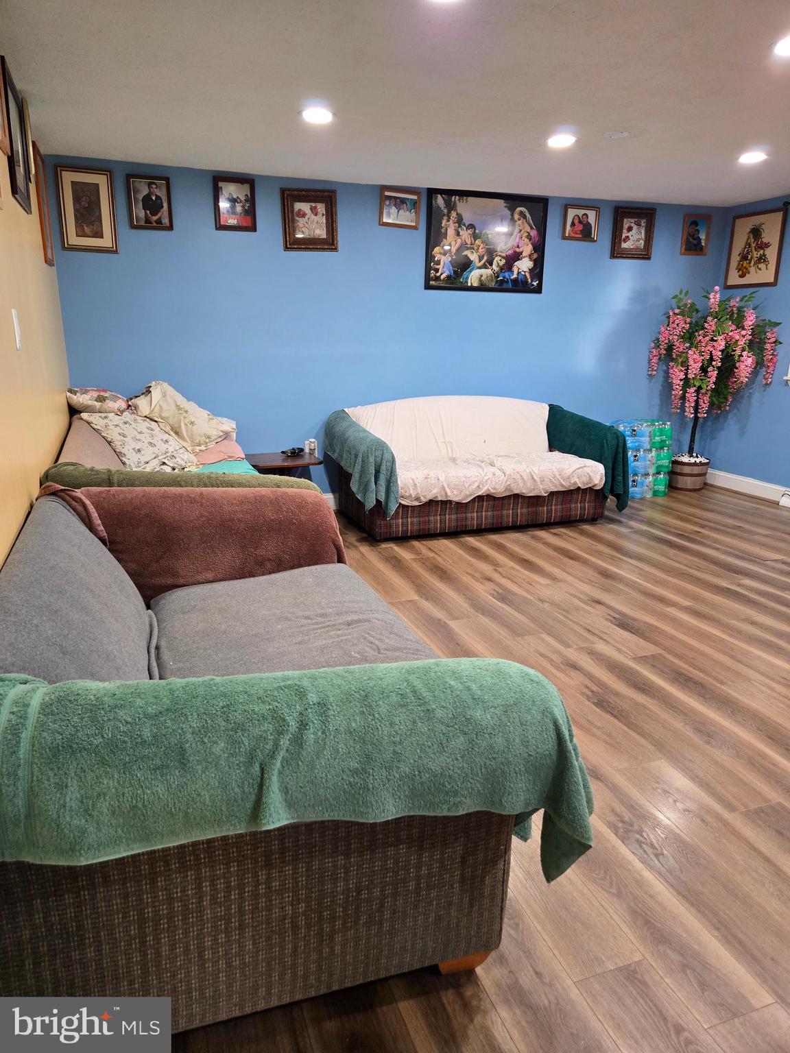 MAUGANSVILLE - Residential